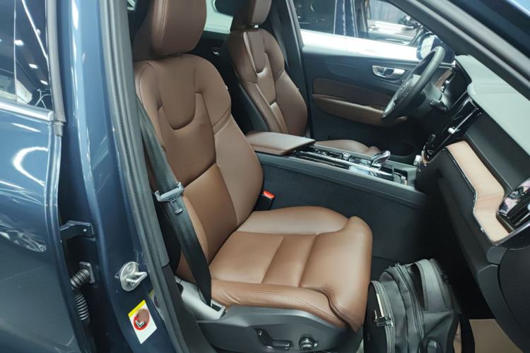 Used Volvo XC60 2023 B5 4x4 Smart Luxury Edition
