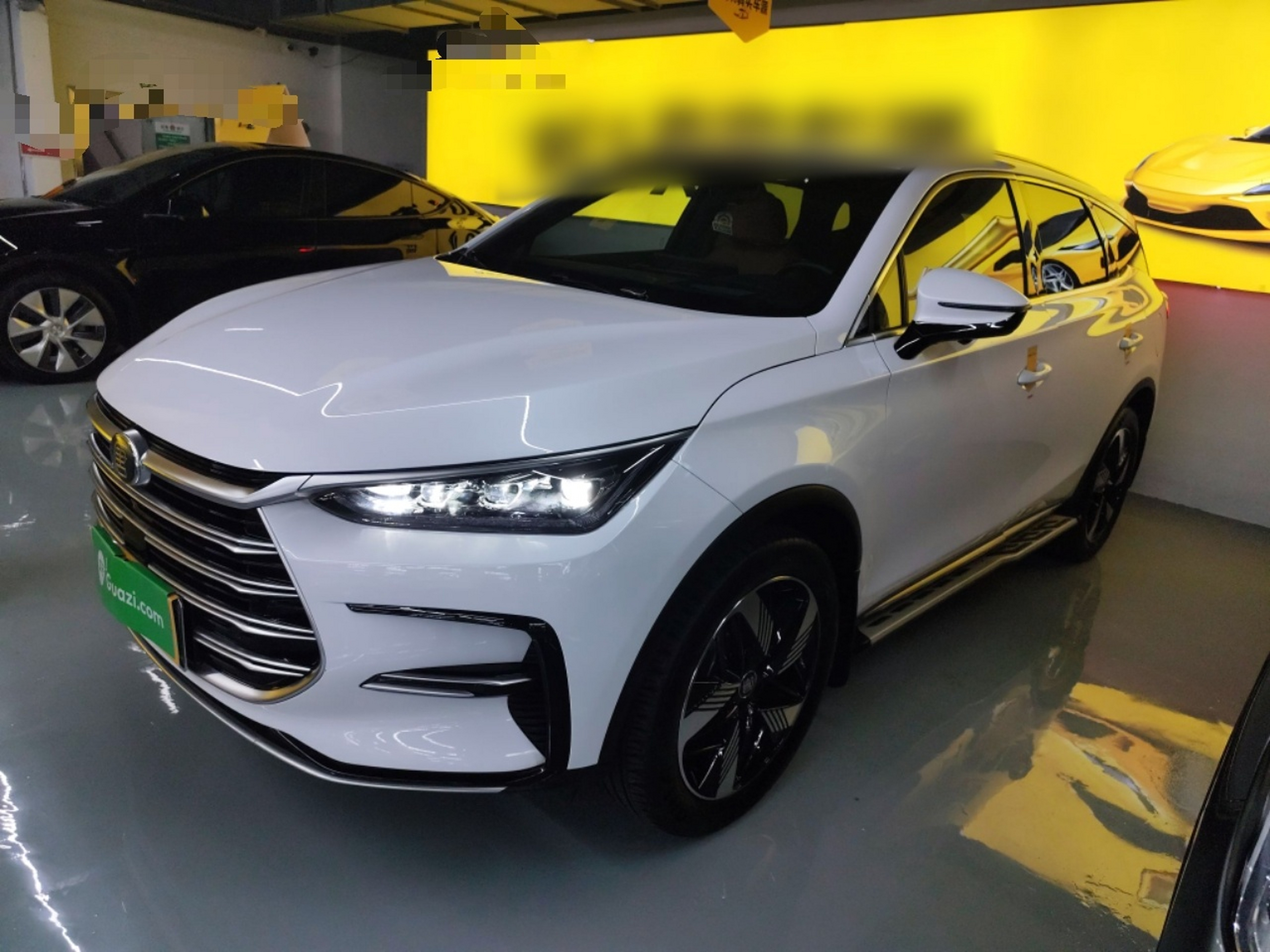 Под передней частью автомобиля