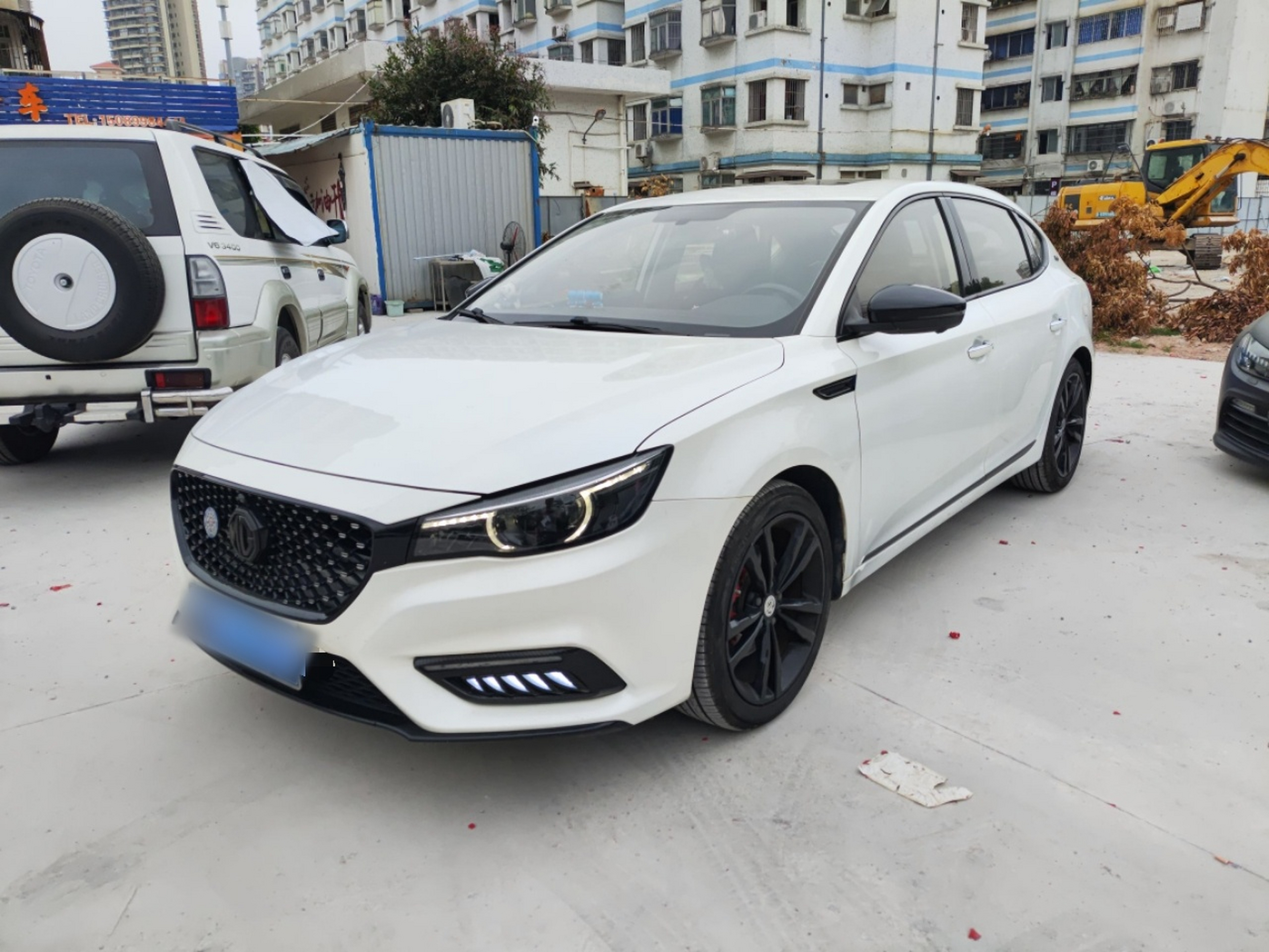 تحت مقدمة السيارة