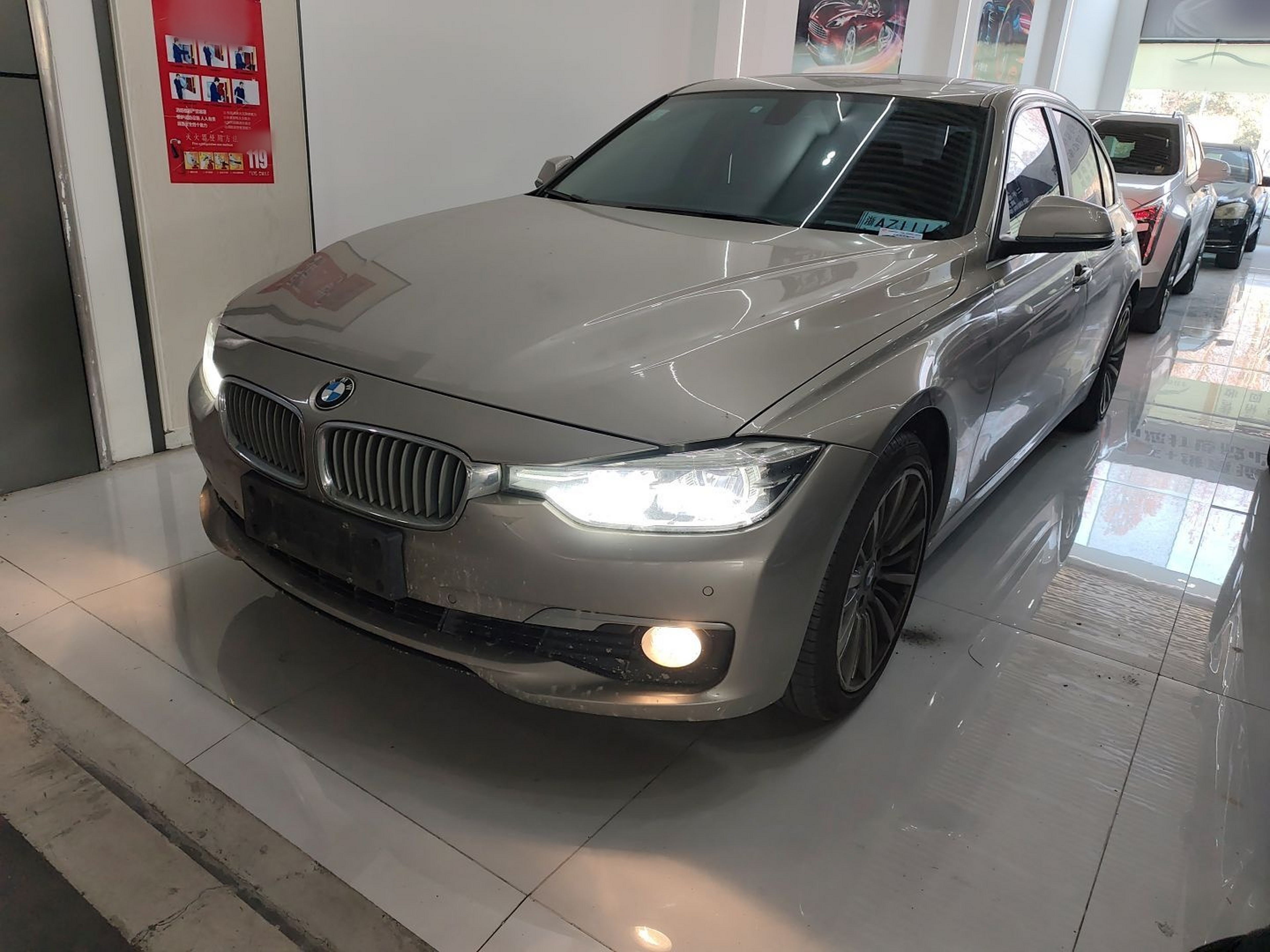 تحت مقدمة السيارة