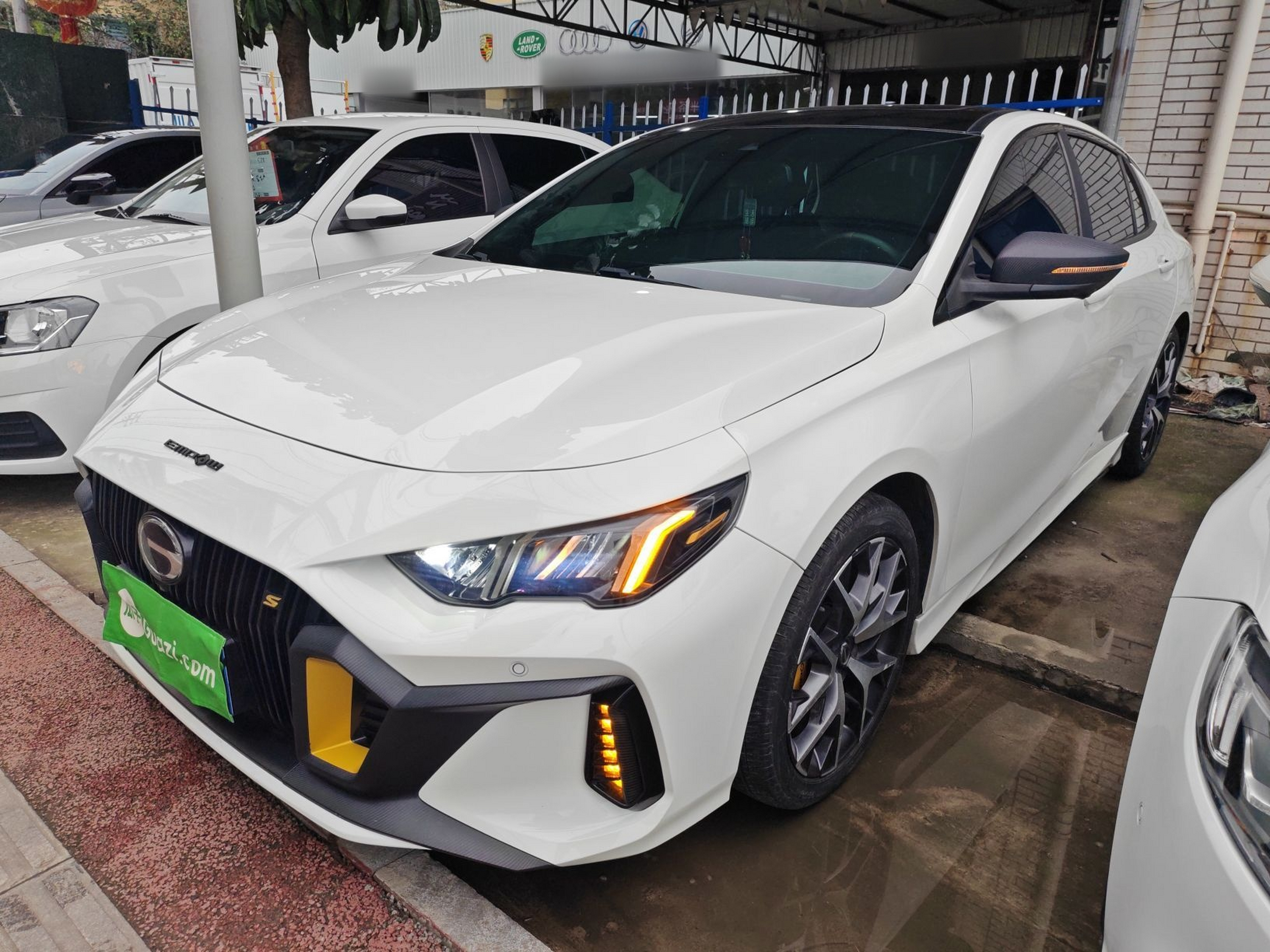 تحت مقدمة السيارة