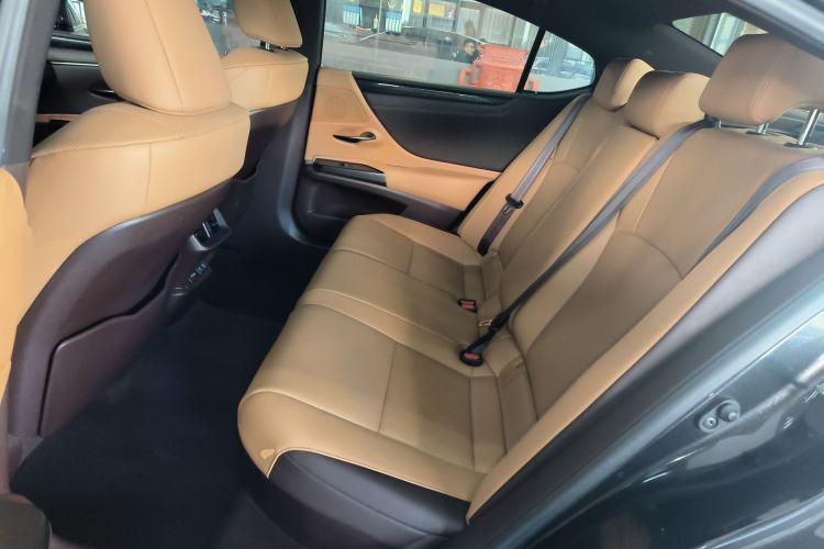 Used Lexus ES 2020 300h Premier Edition
