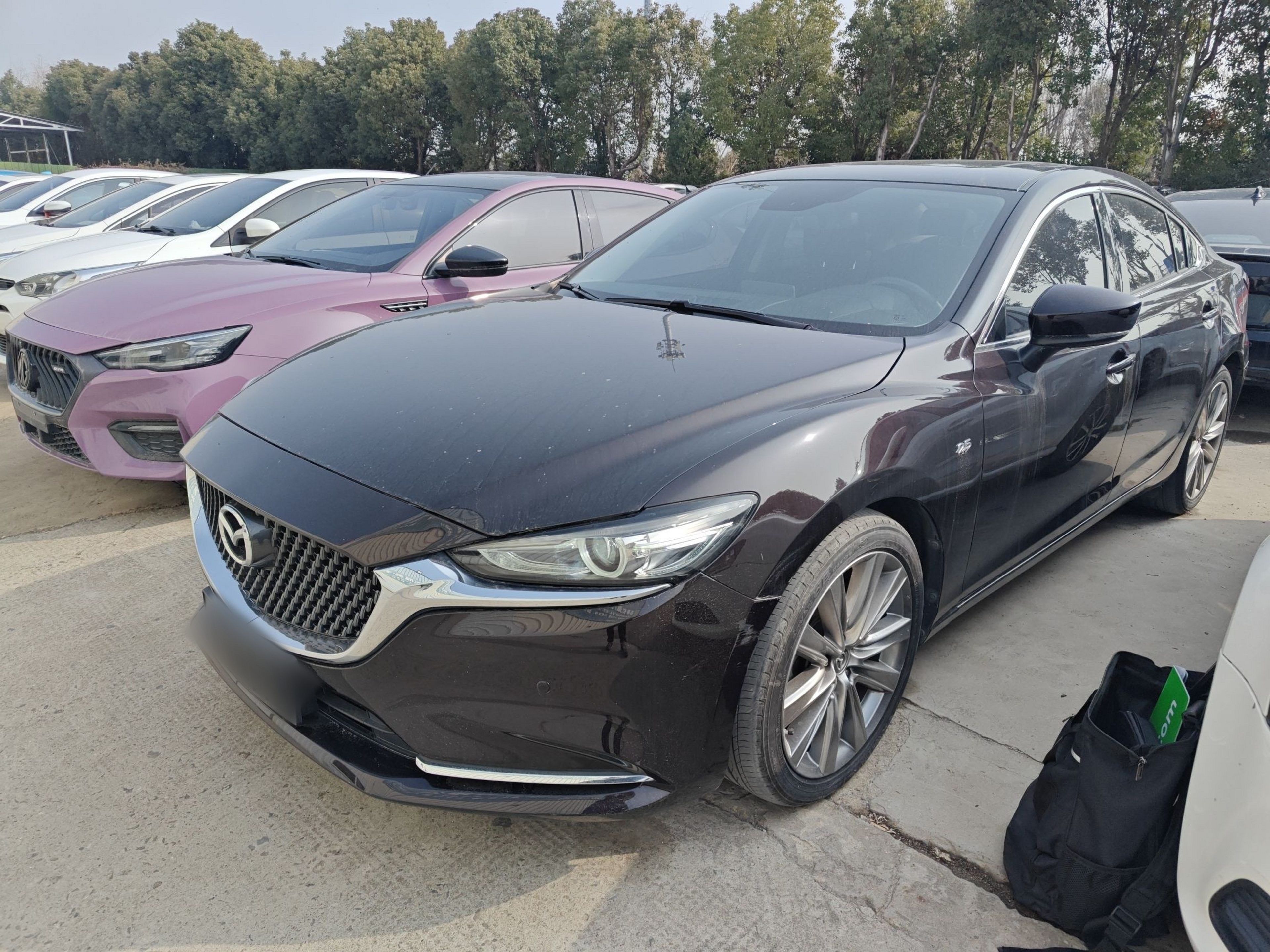 Под передней частью автомобиля