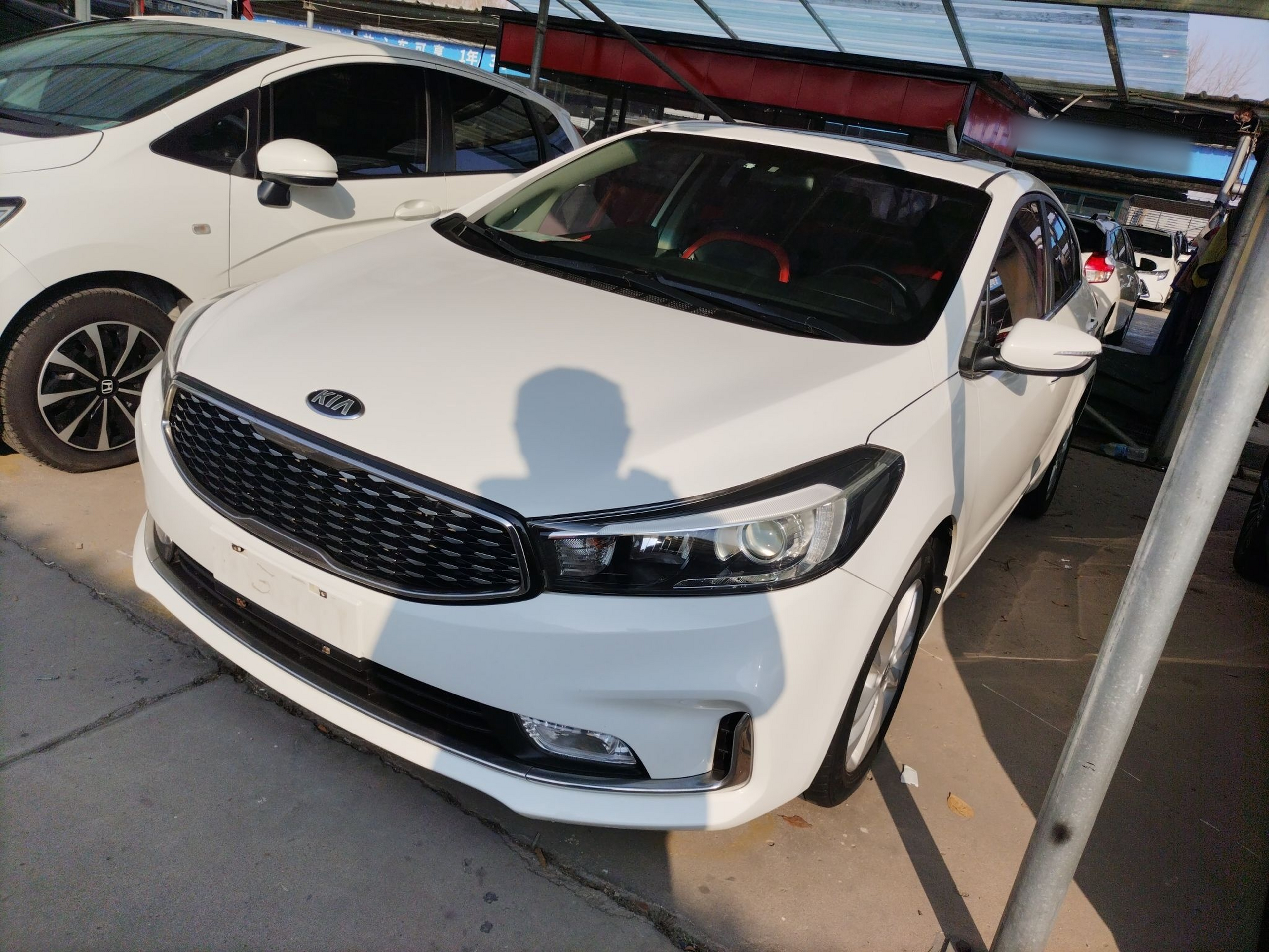 Под передней частью автомобиля