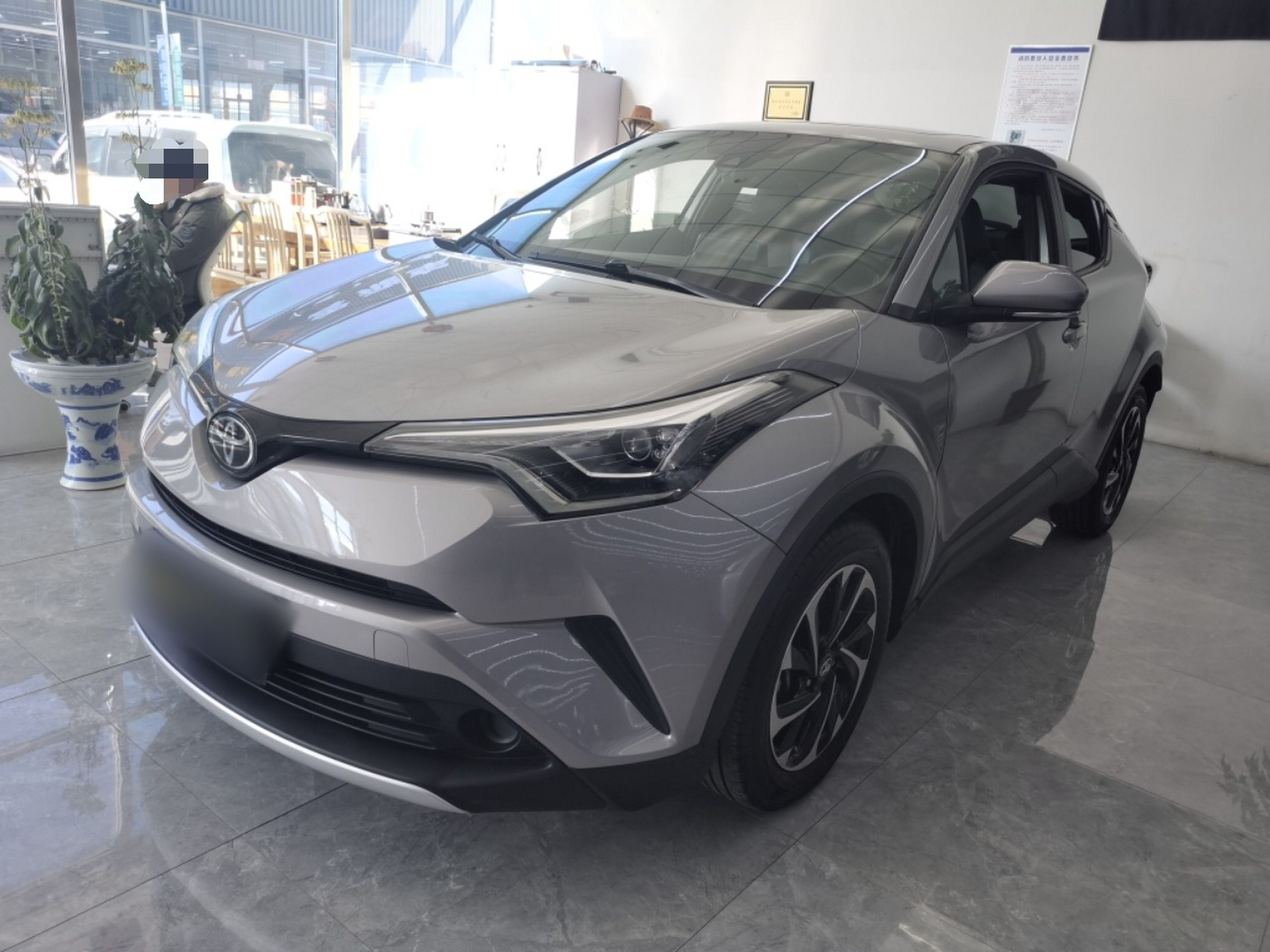 تحت مقدمة السيارة