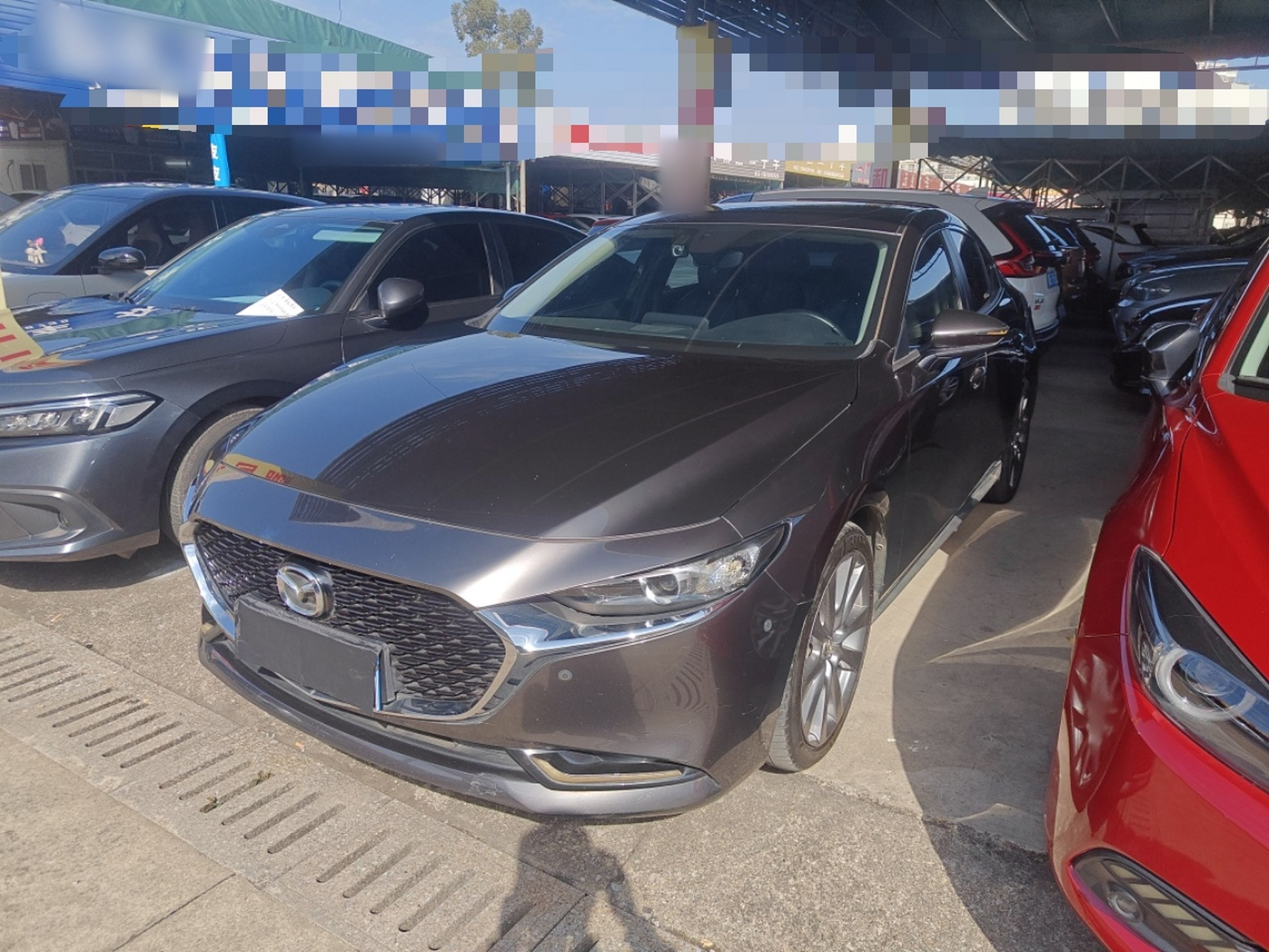 تحت مقدمة السيارة