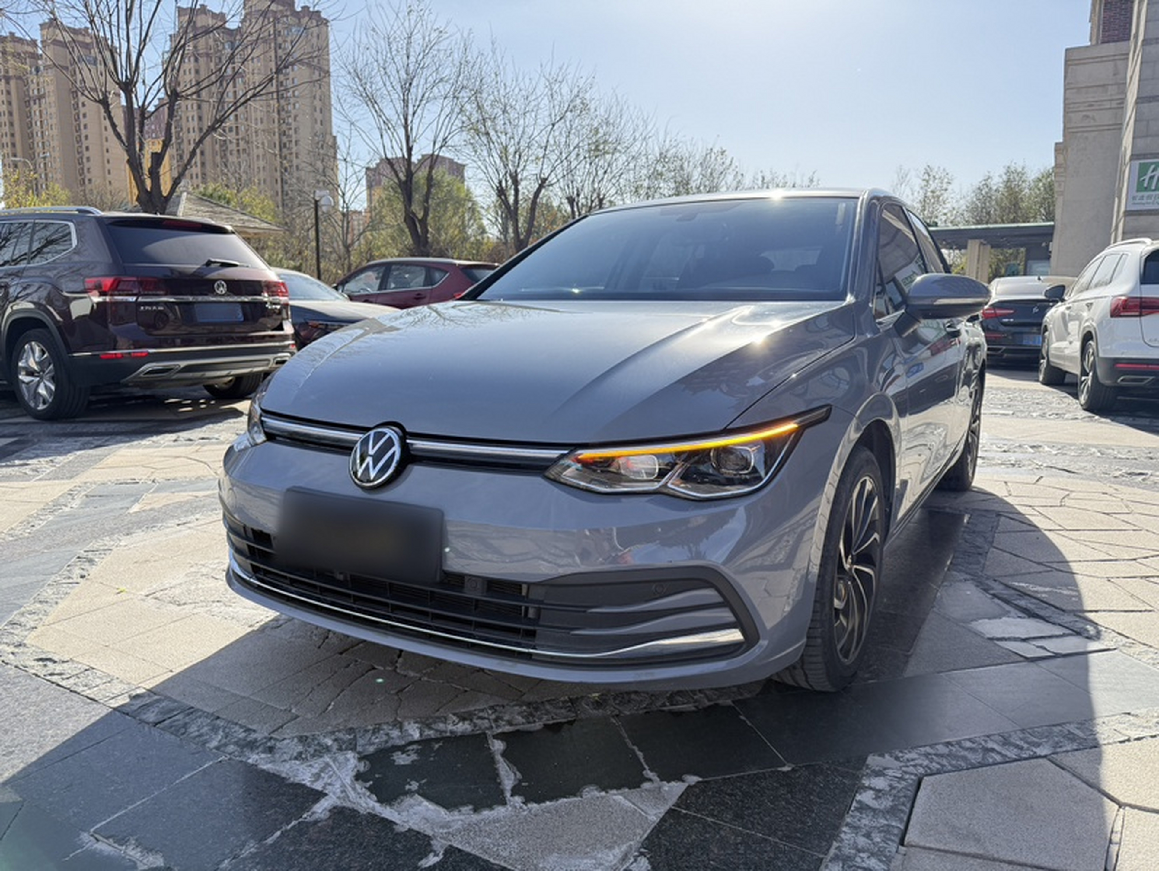 Под передней частью автомобиля