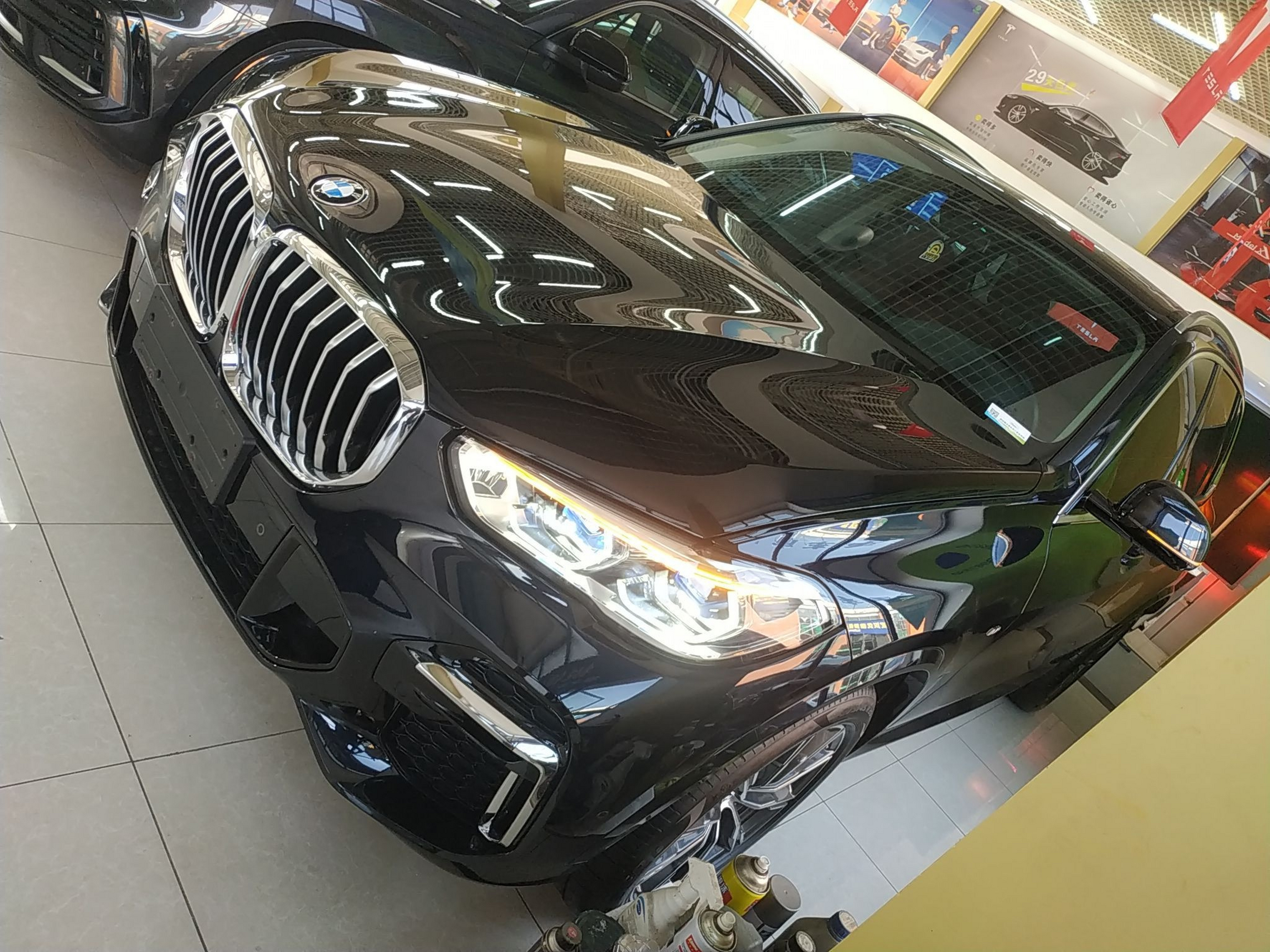 تحت مقدمة السيارة