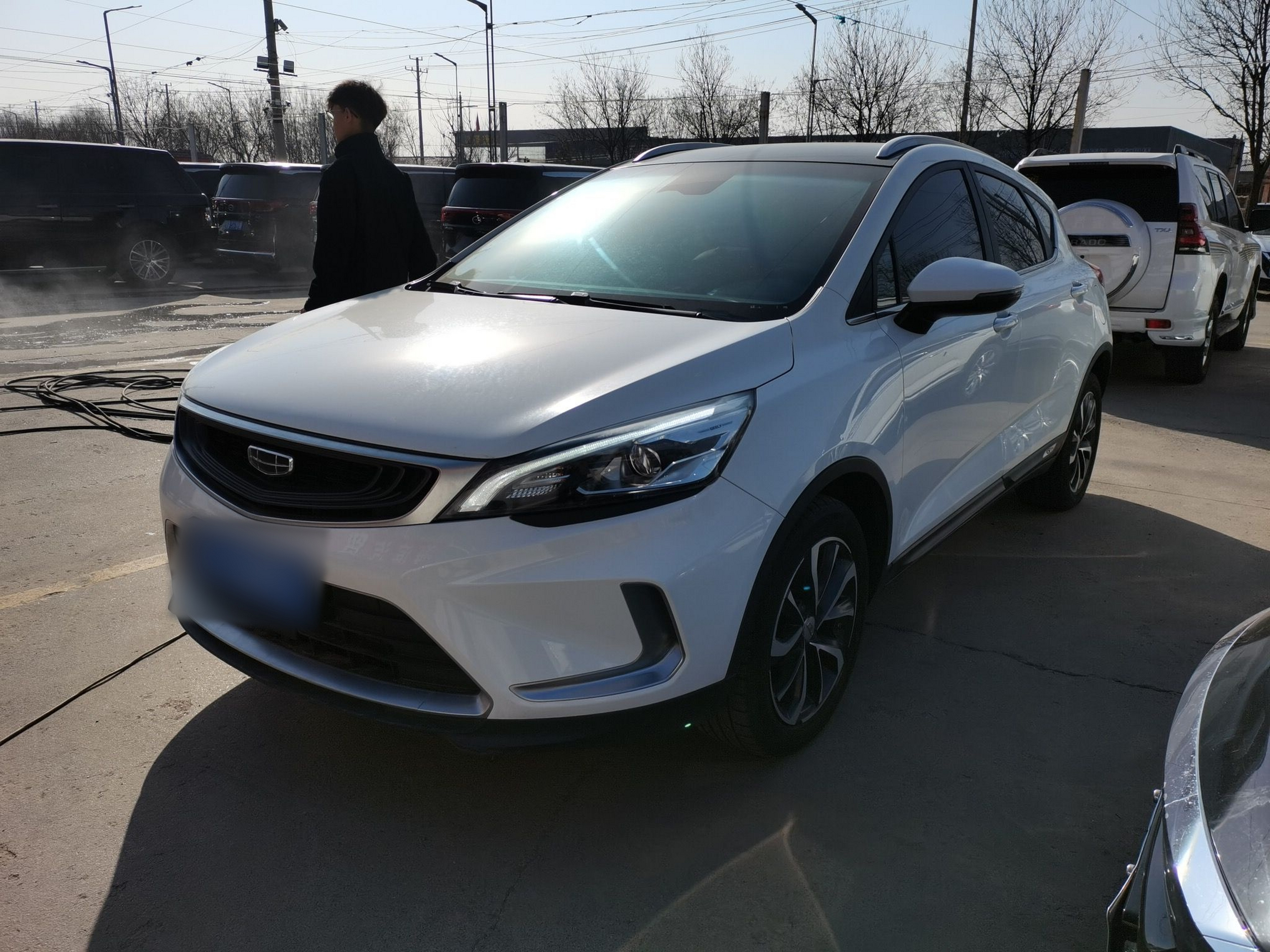 تحت مقدمة السيارة