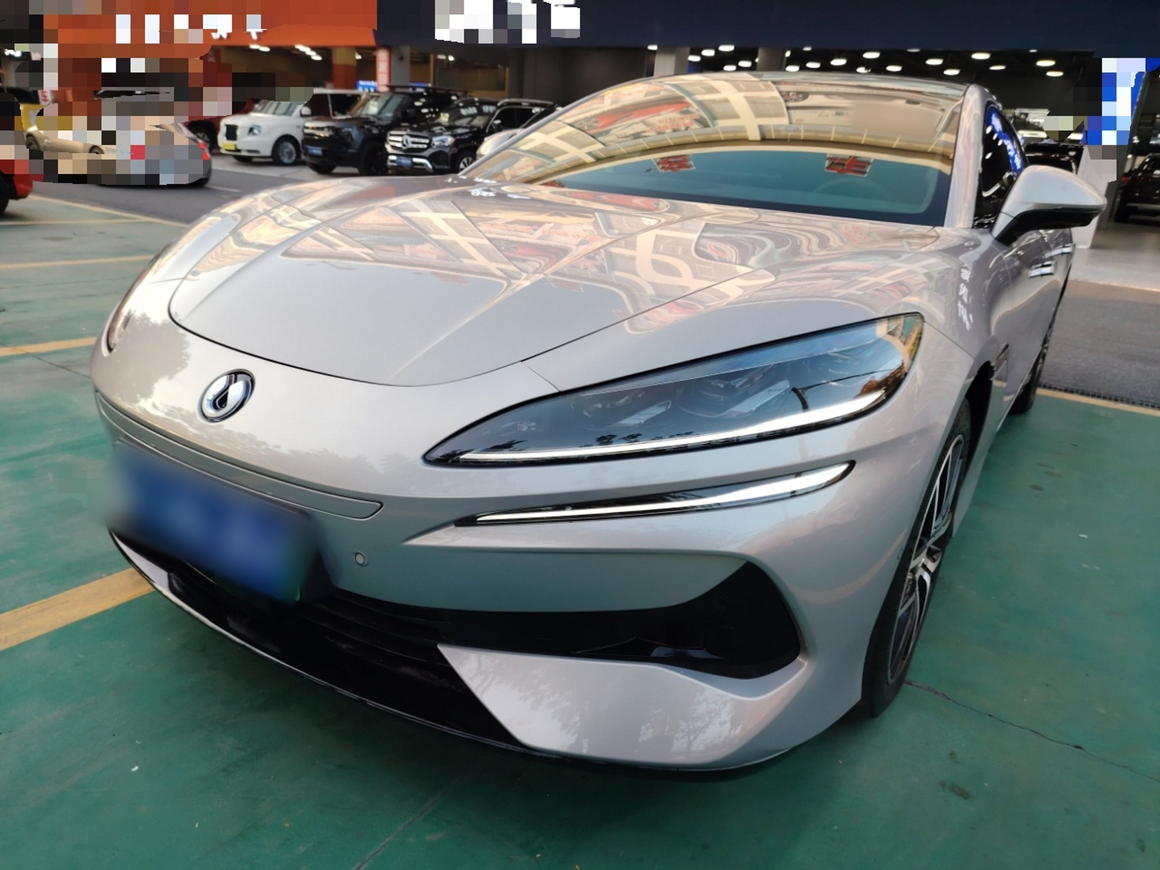 Под передней частью автомобиля