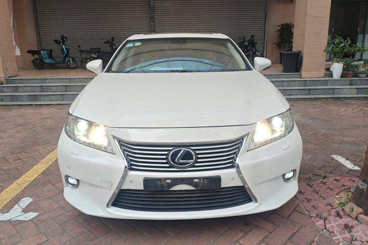 Used Lexus ES 2013 300h Elite Edition
