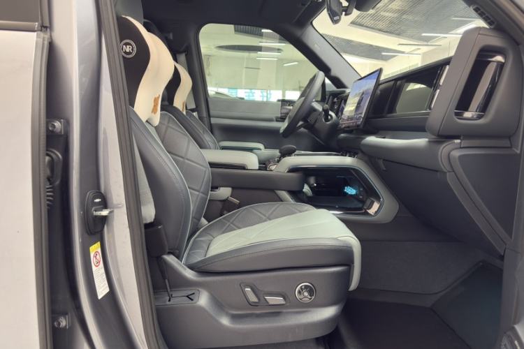 Used Formula Leopard Leopard 5 2023 Navigator Edition
