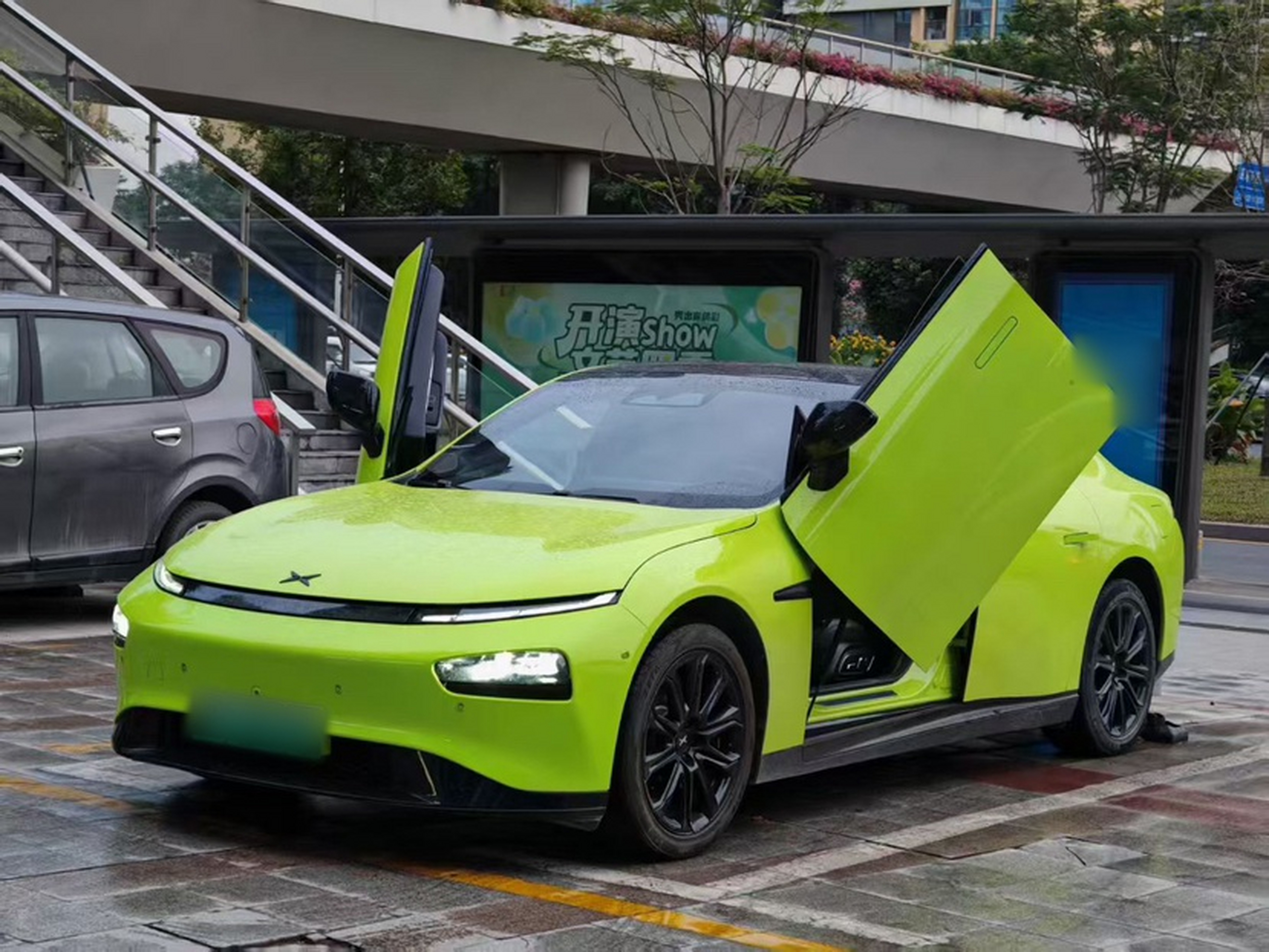 Под передней частью автомобиля