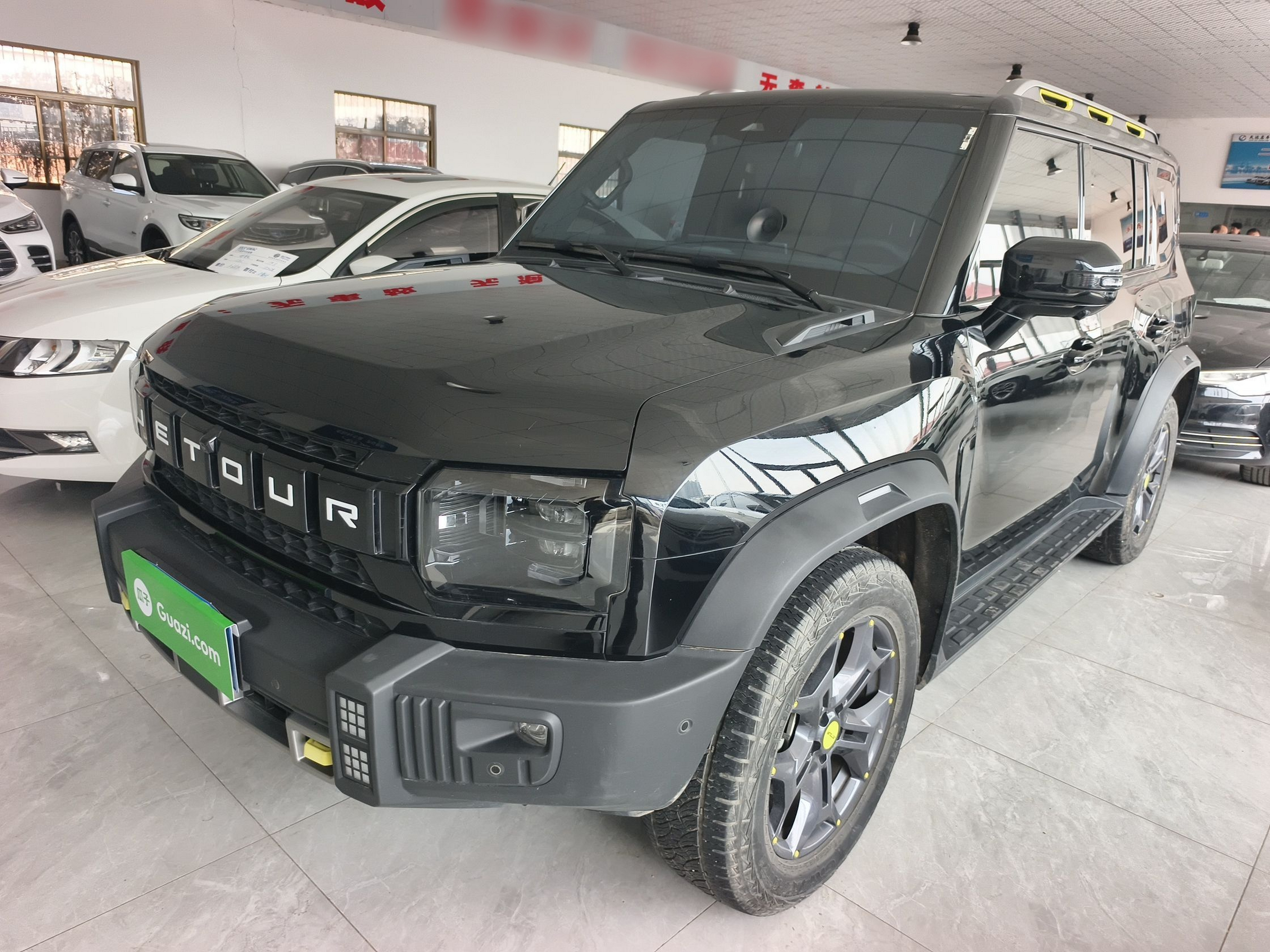 تحت مقدمة السيارة