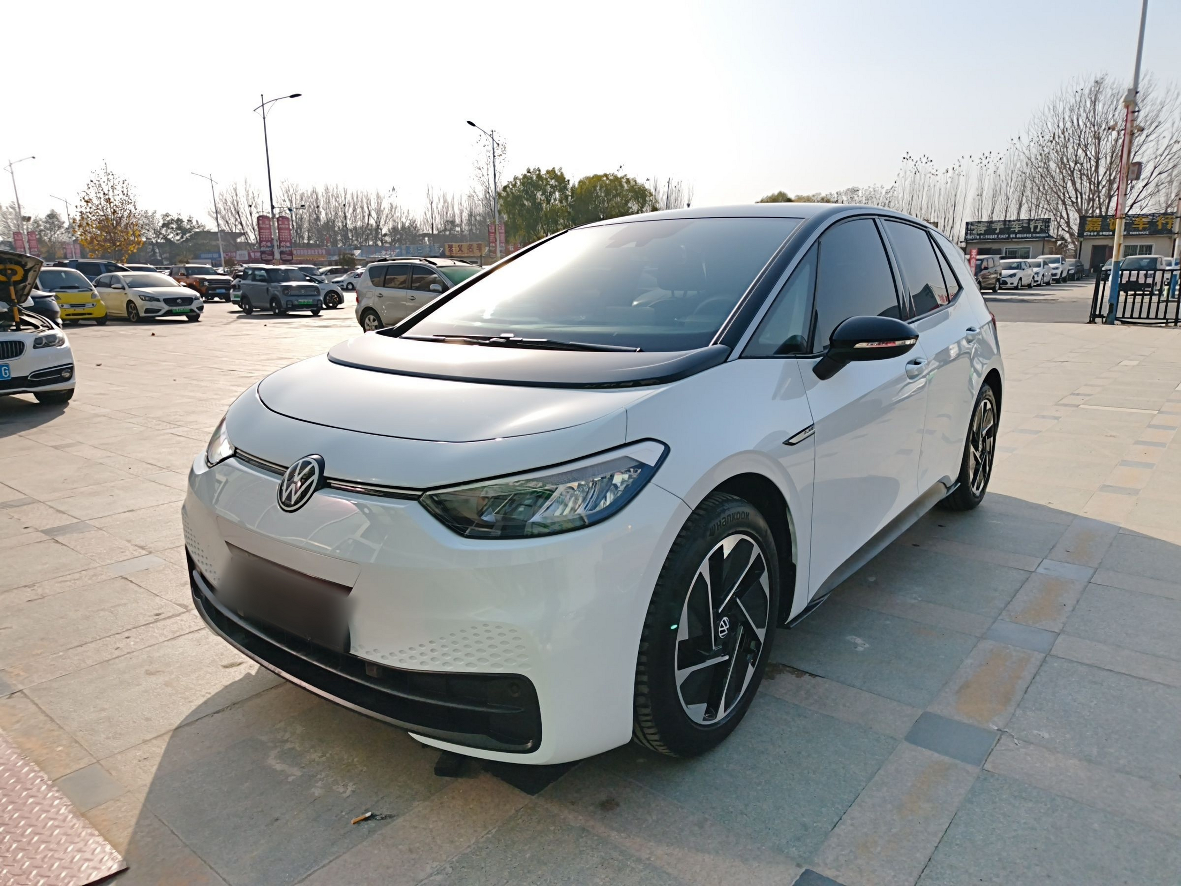 تحت مقدمة السيارة