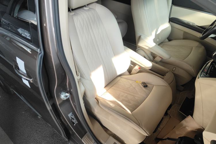 Used Buick GL8 2023 Facelifted Land Cruiser Executive Luxury Version
