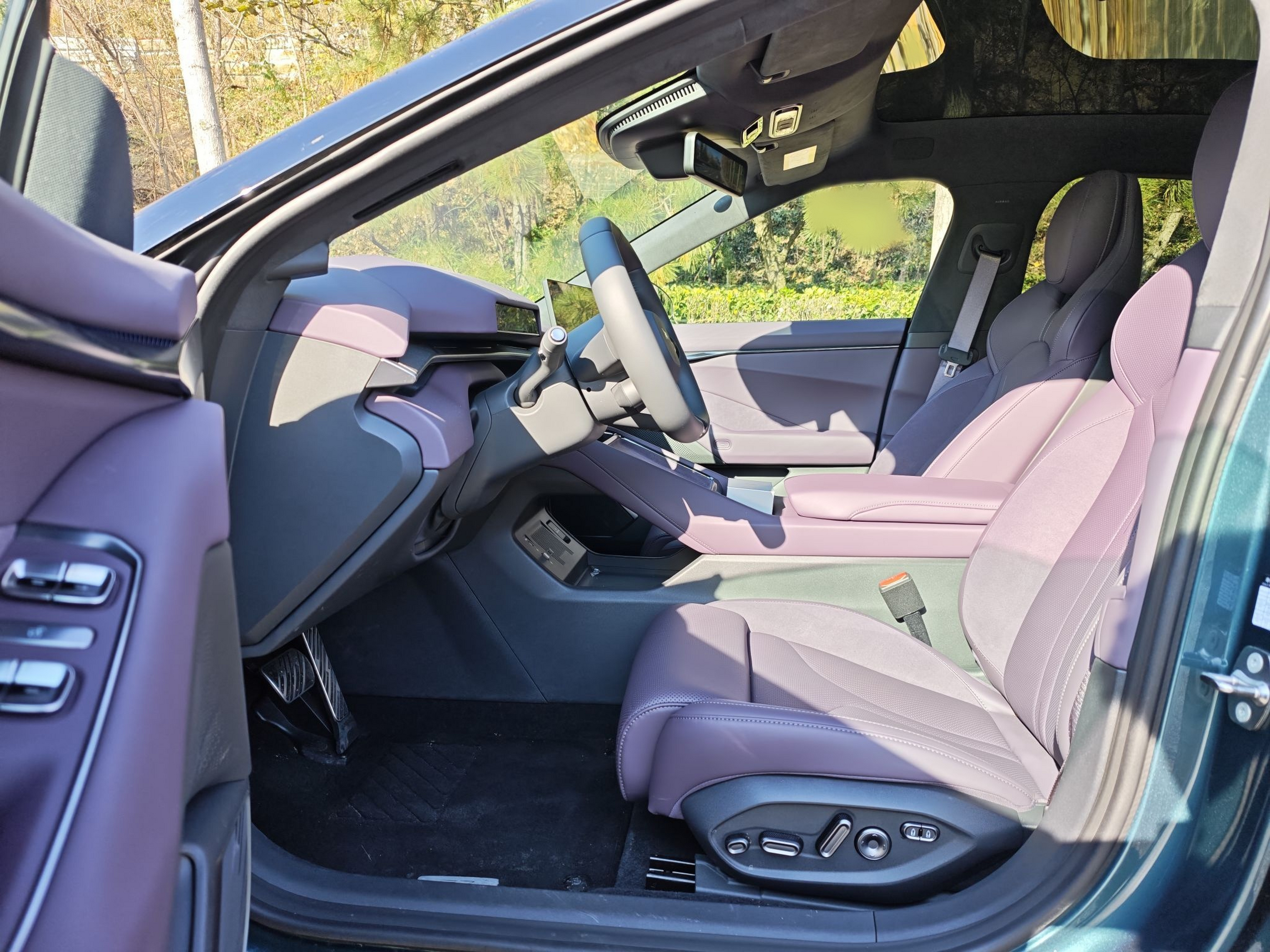 Переднее сиденье в автомобиле