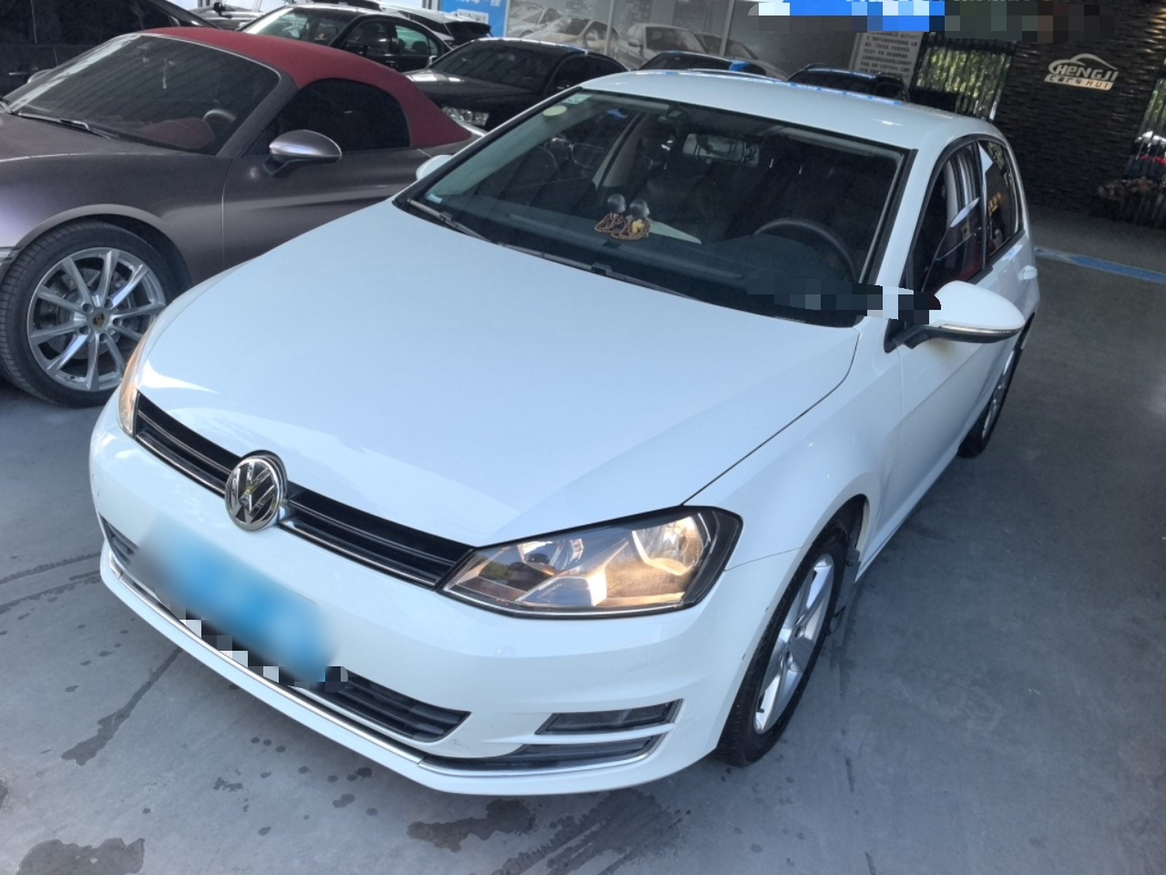 تحت مقدمة السيارة