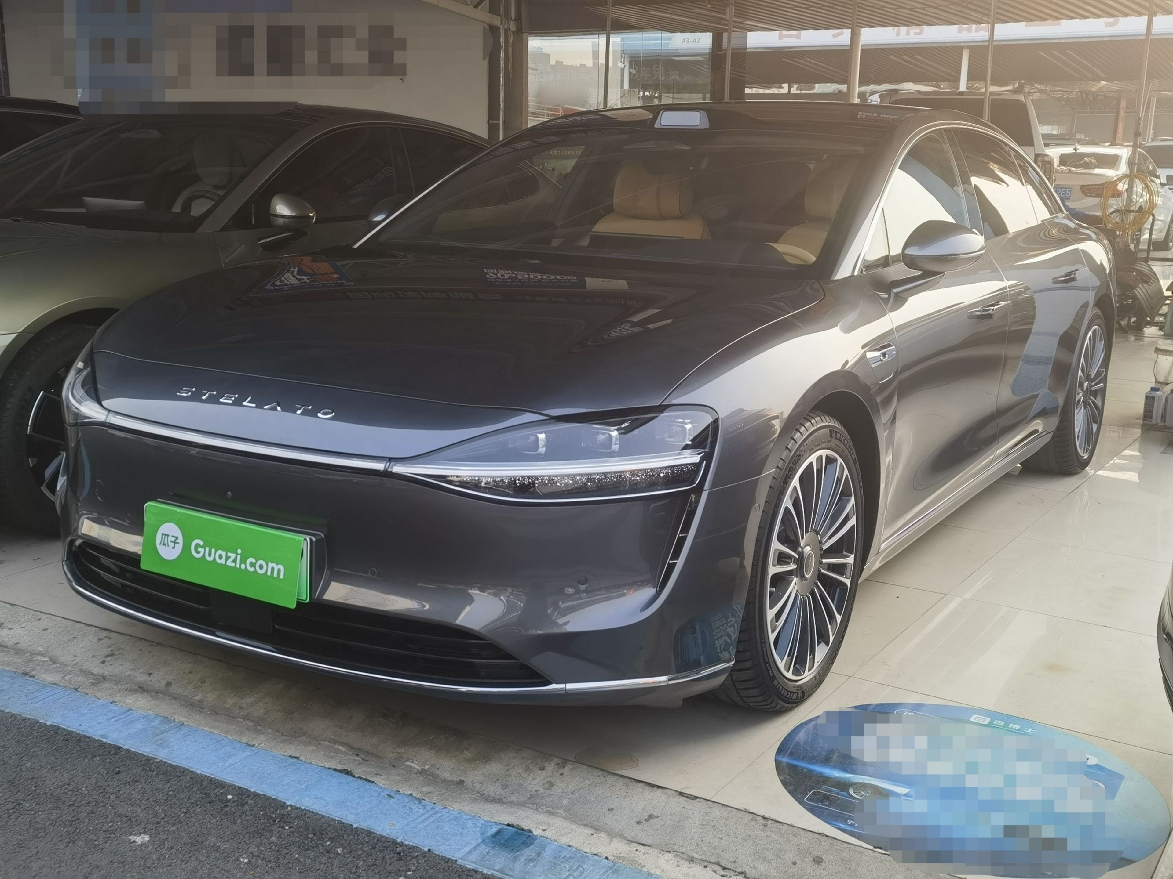 تحت مقدمة السيارة