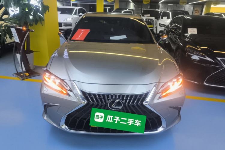 Used Lexus ES 2022 300h Deluxe Edition
