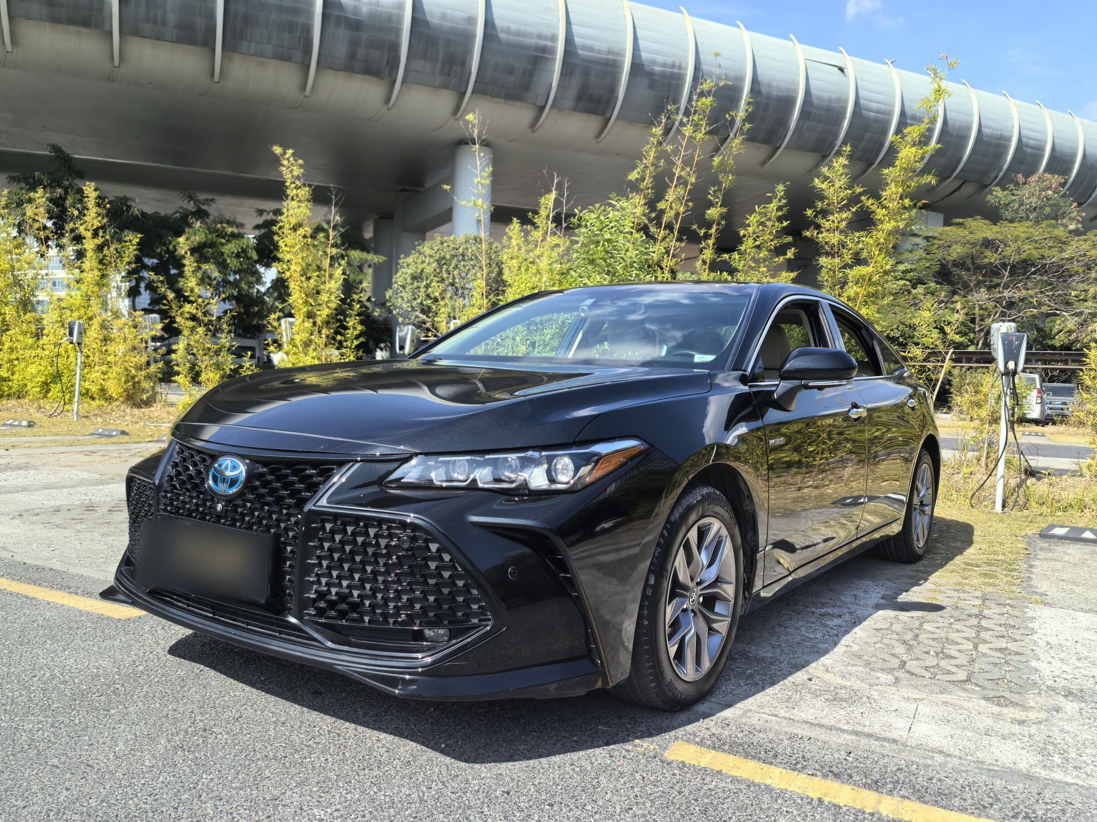 تحت مقدمة السيارة