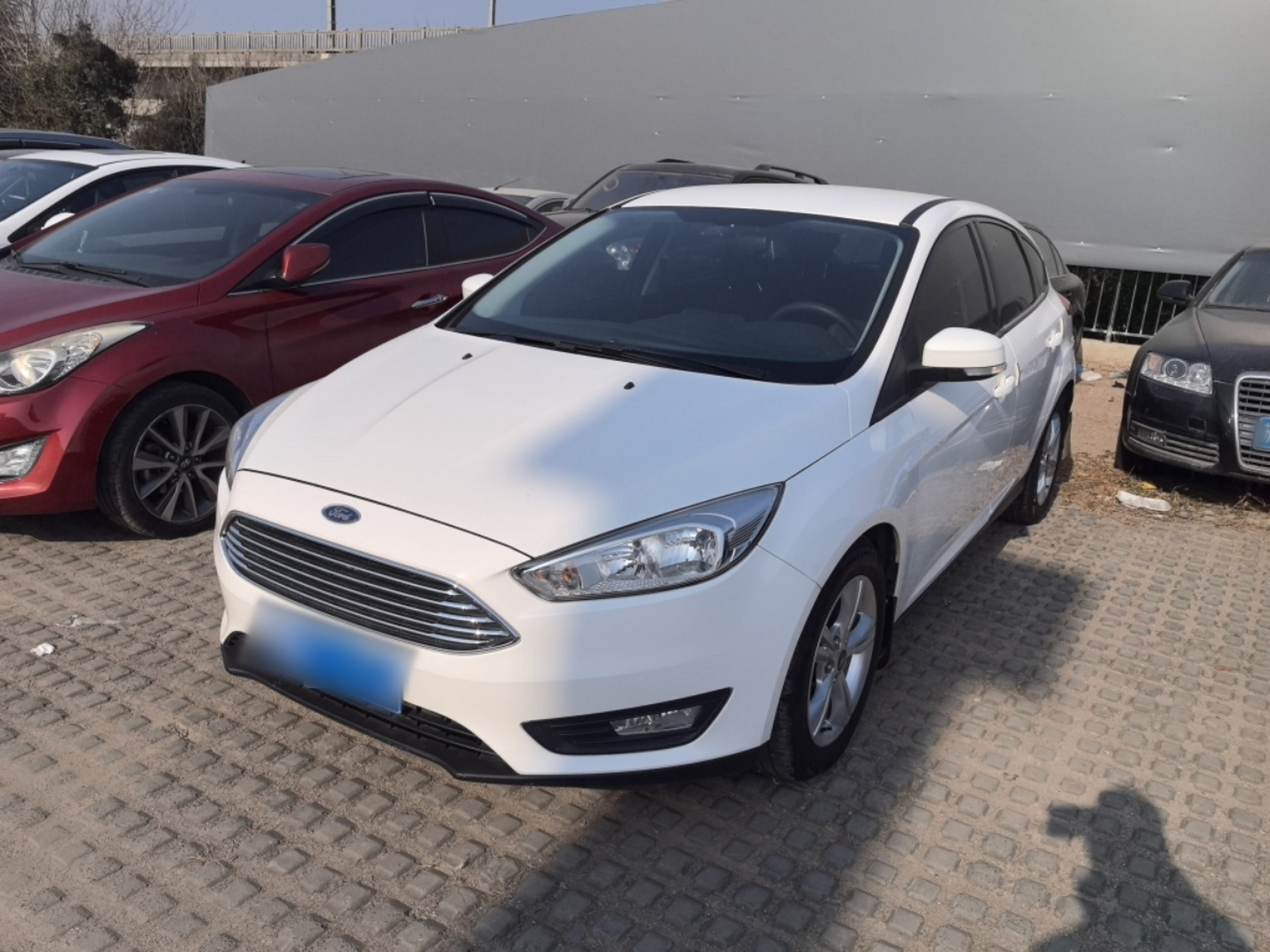 Под передней частью автомобиля