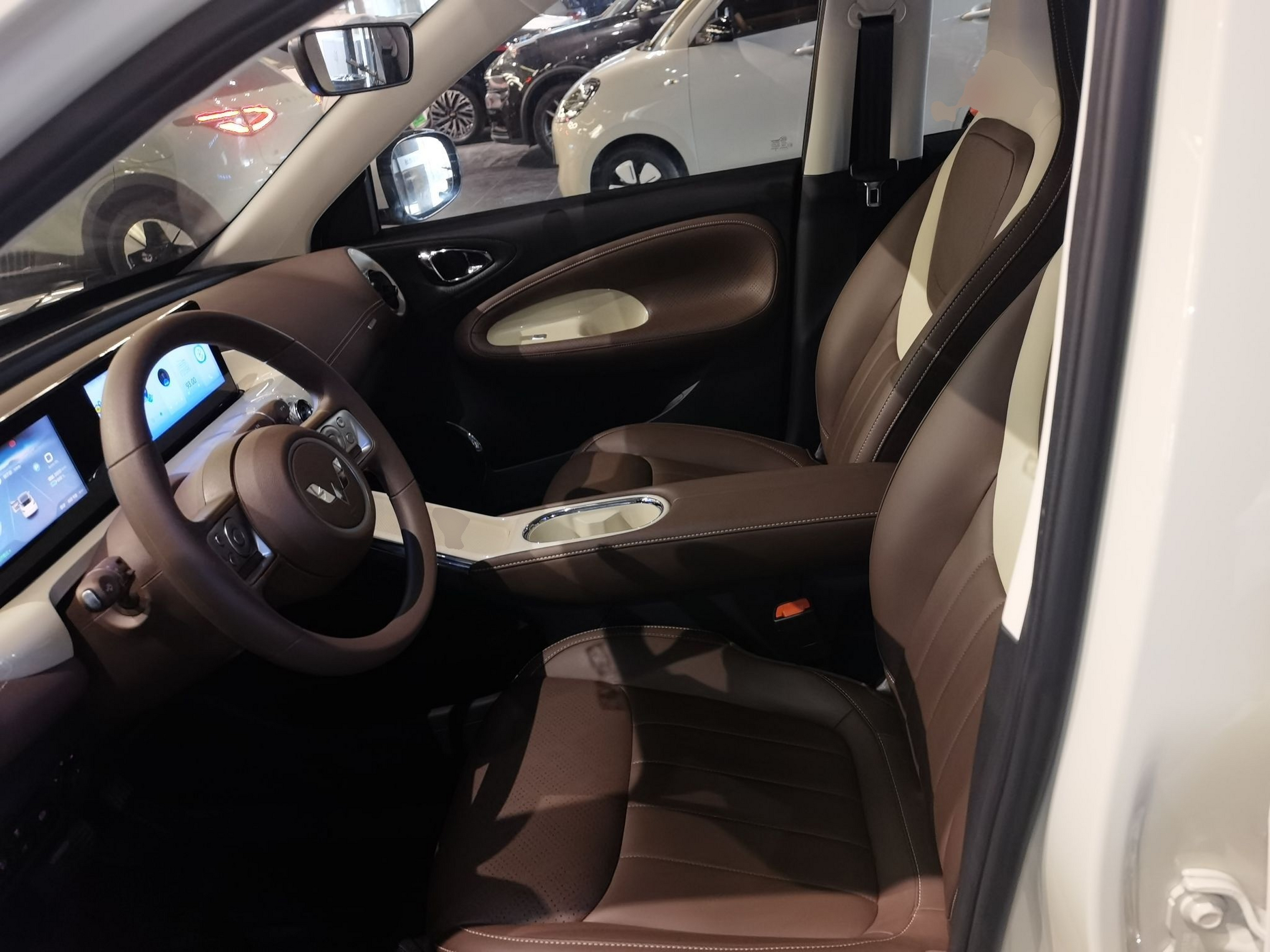 المقاعد الأمامية داخل السيارة