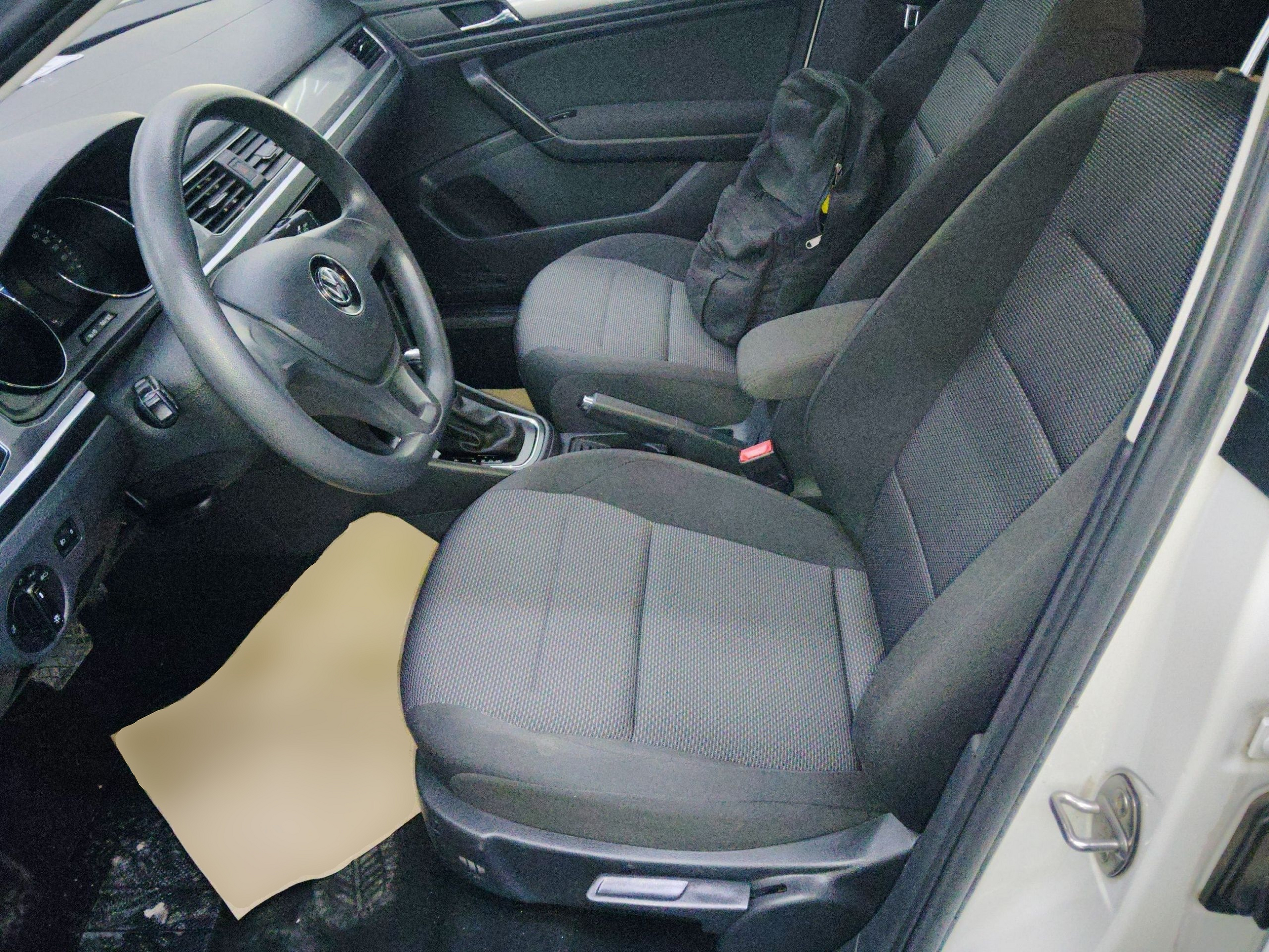 Переднее сиденье в автомобиле