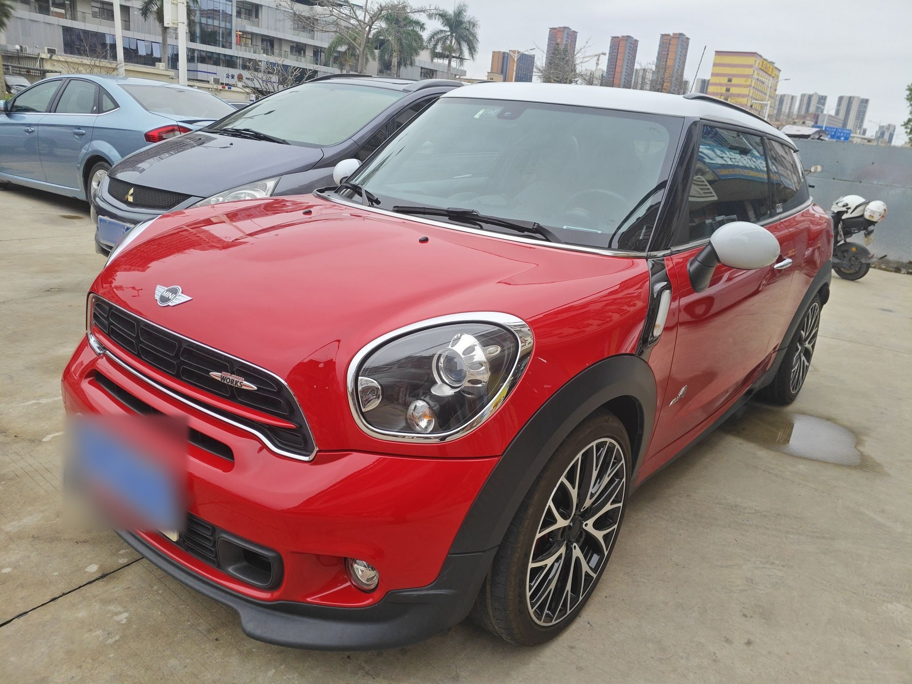 Под передней частью автомобиля