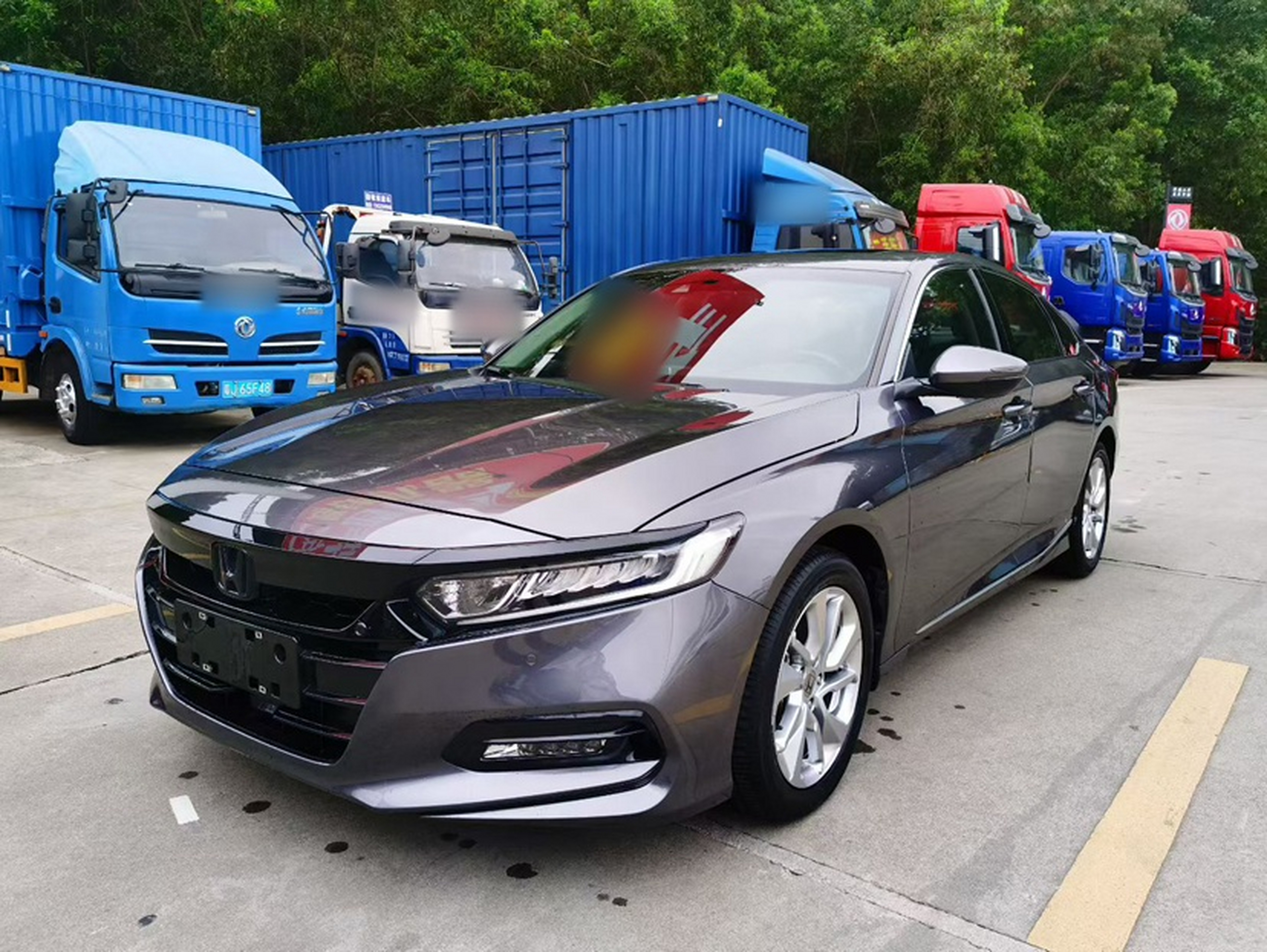 Под передней частью автомобиля