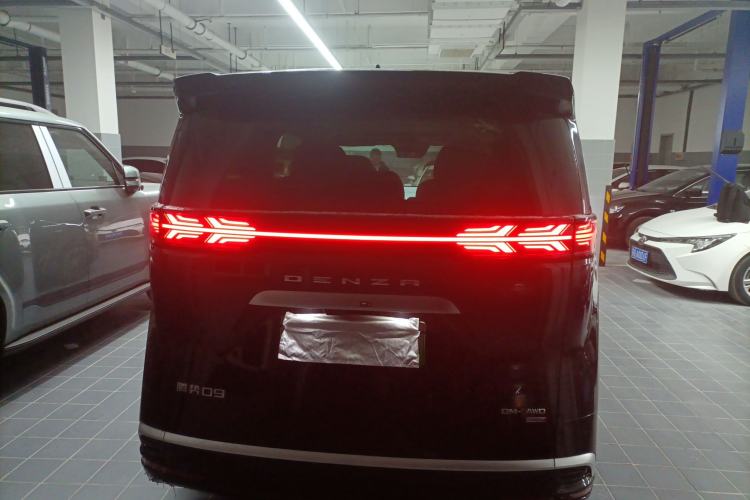 Used Denza D9 2025 DM-i Smart Drive 1020 Four-Wheel Drive Deluxe Model
