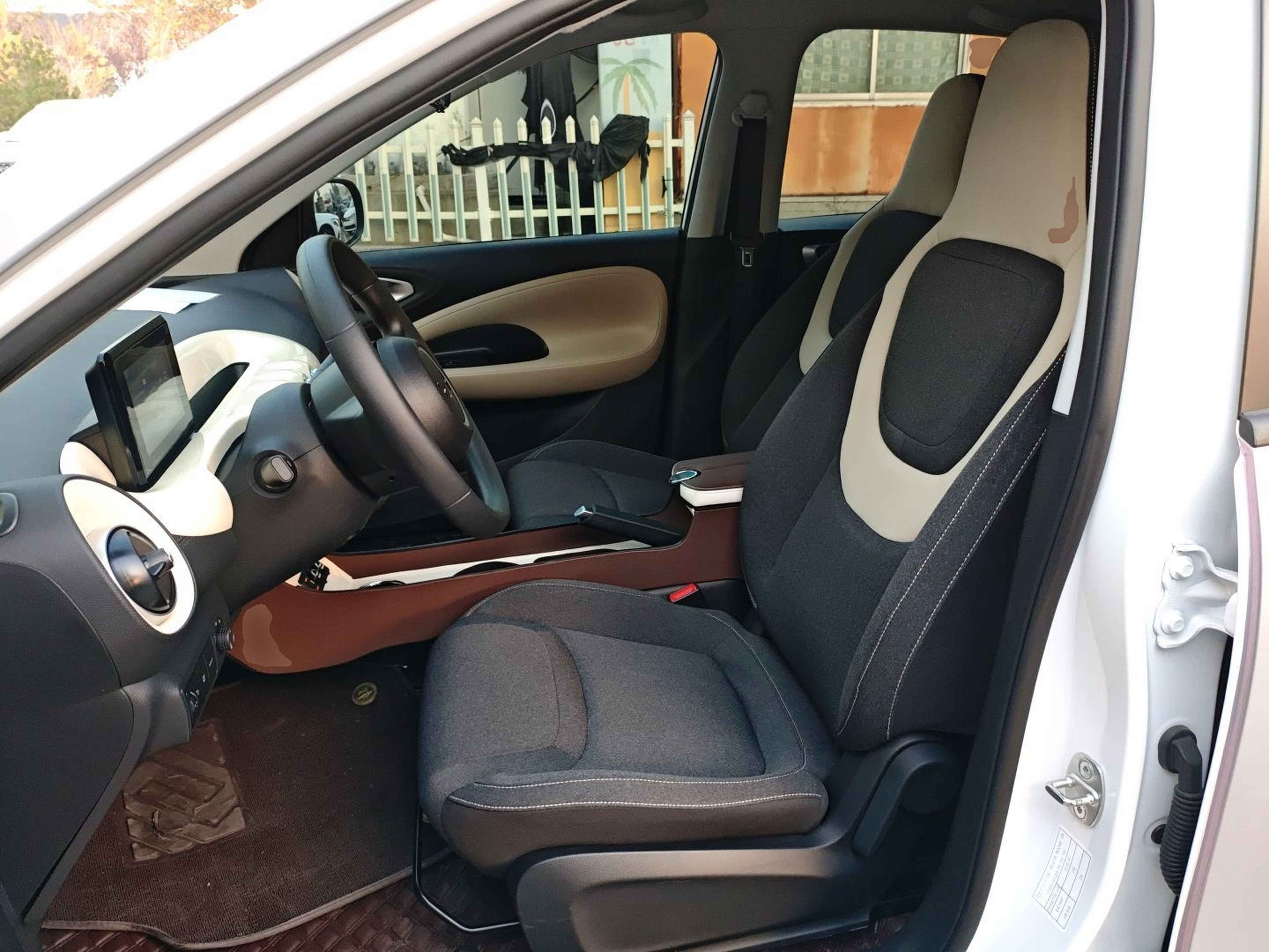 Переднее сиденье в автомобиле