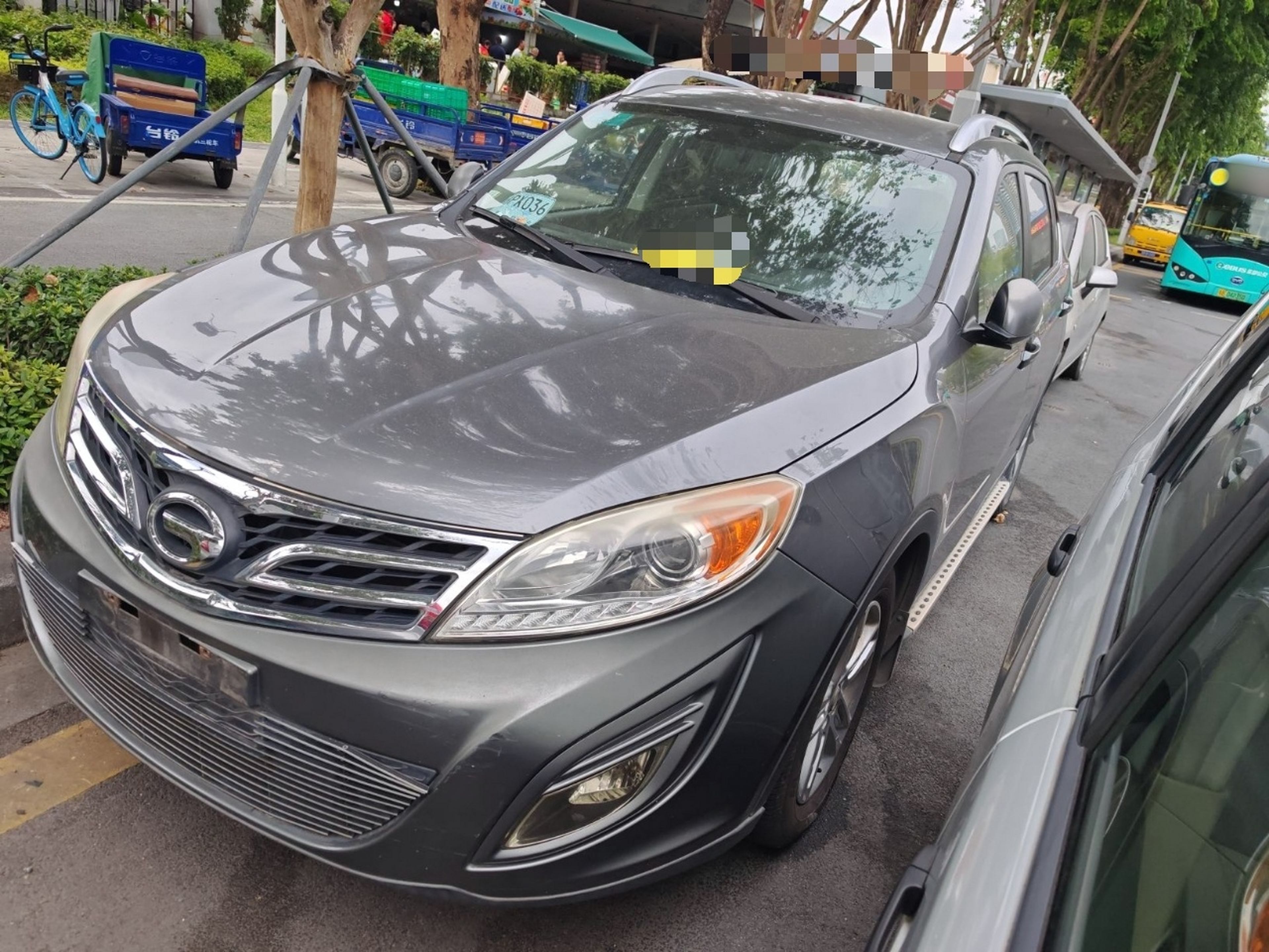 Под передней частью автомобиля