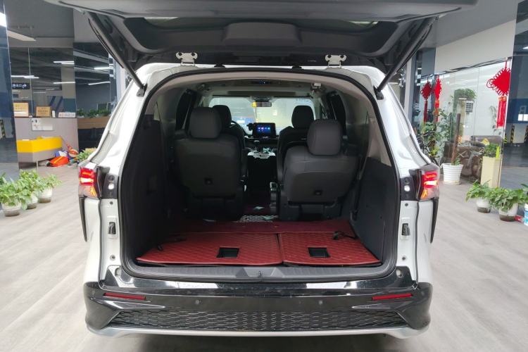 Used Toyota Granvia 2023 2.5L Hybrid Luxury Edition
