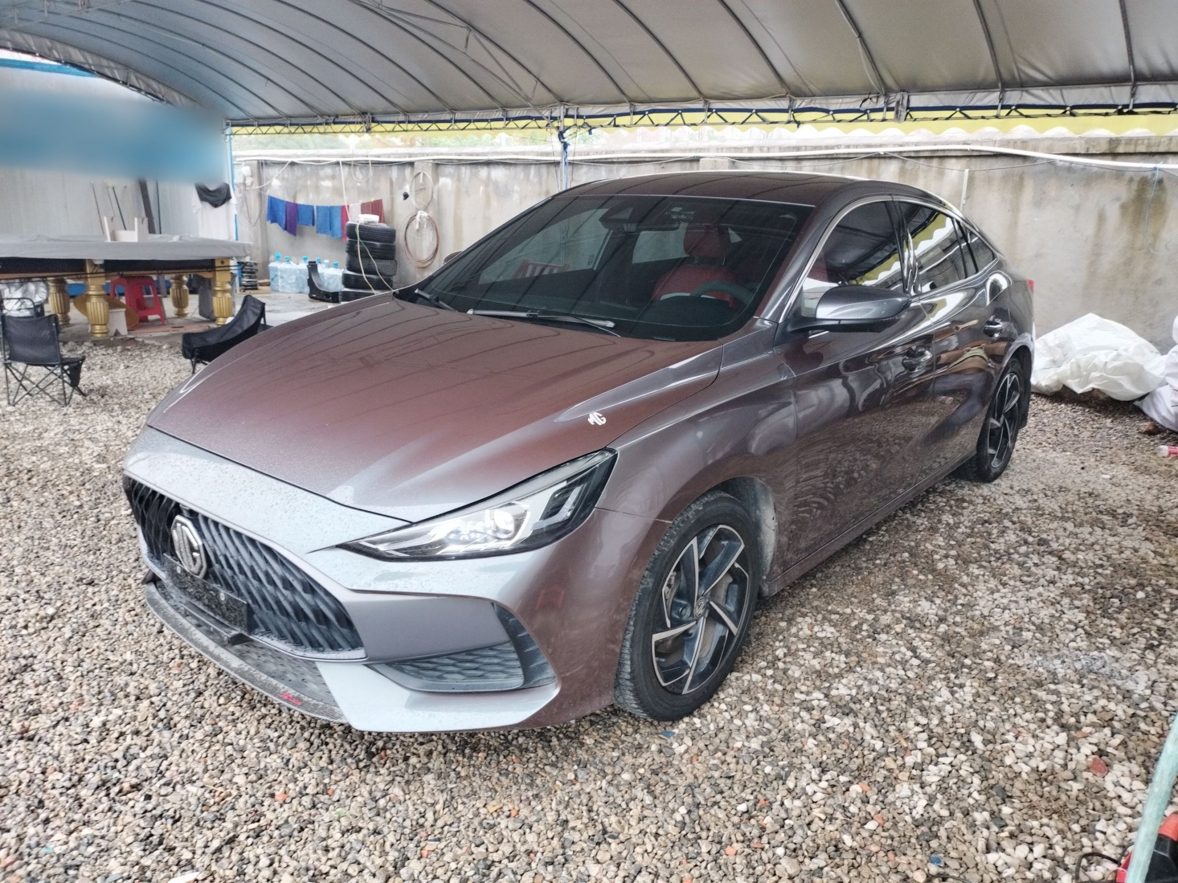 تحت مقدمة السيارة