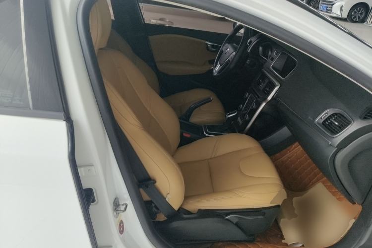 Used Volvo V40 2017 T3 Zhiyi Edition
