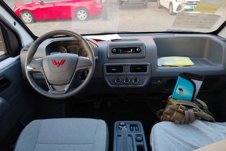 Used Wuling Yangguang 2024 300KM Comfort Version Passenger Van 75kW
