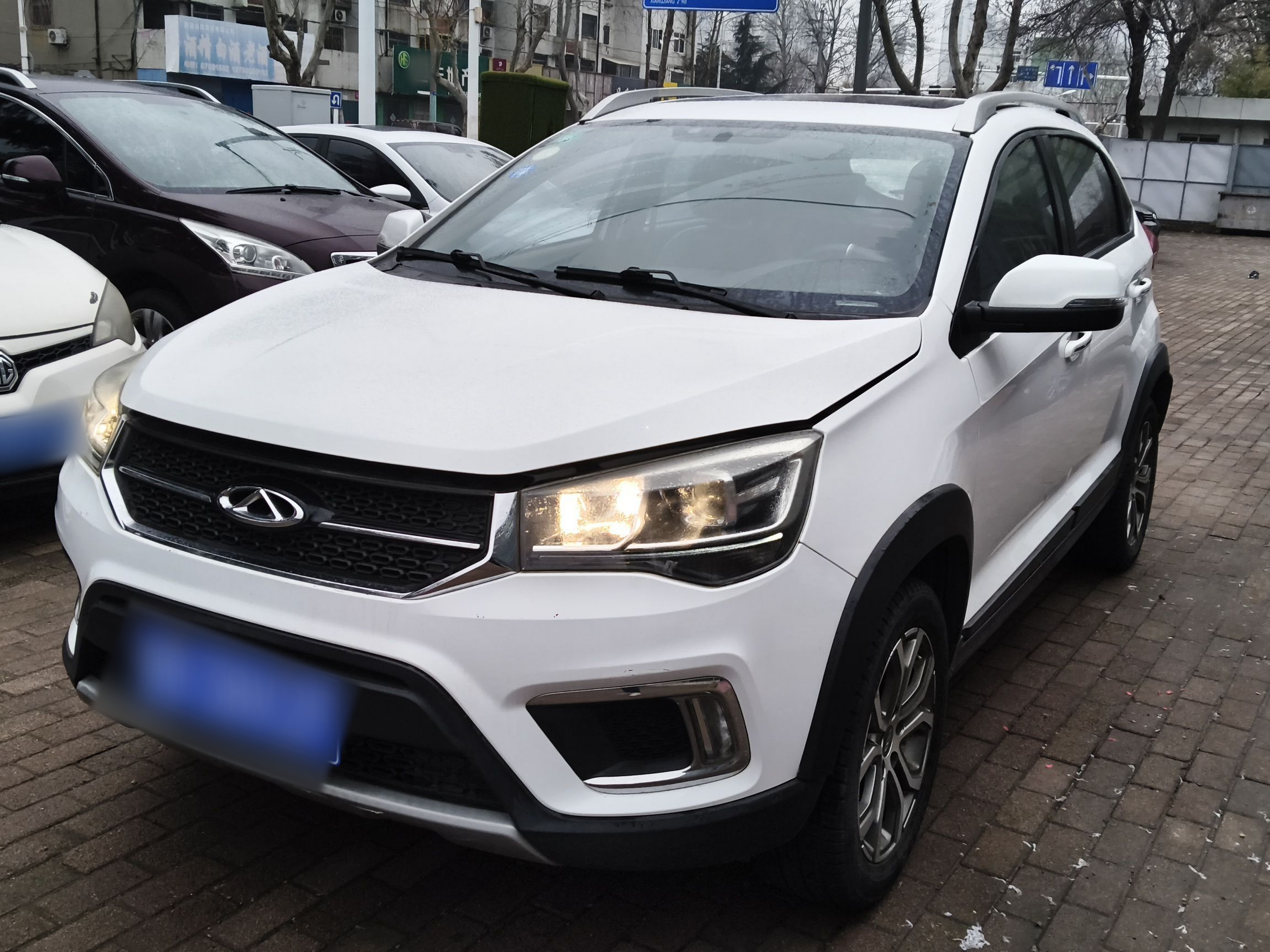 Под передней частью автомобиля