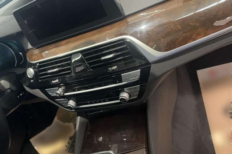 Used BMW 5 Series 2018 525Li Luxury Package
