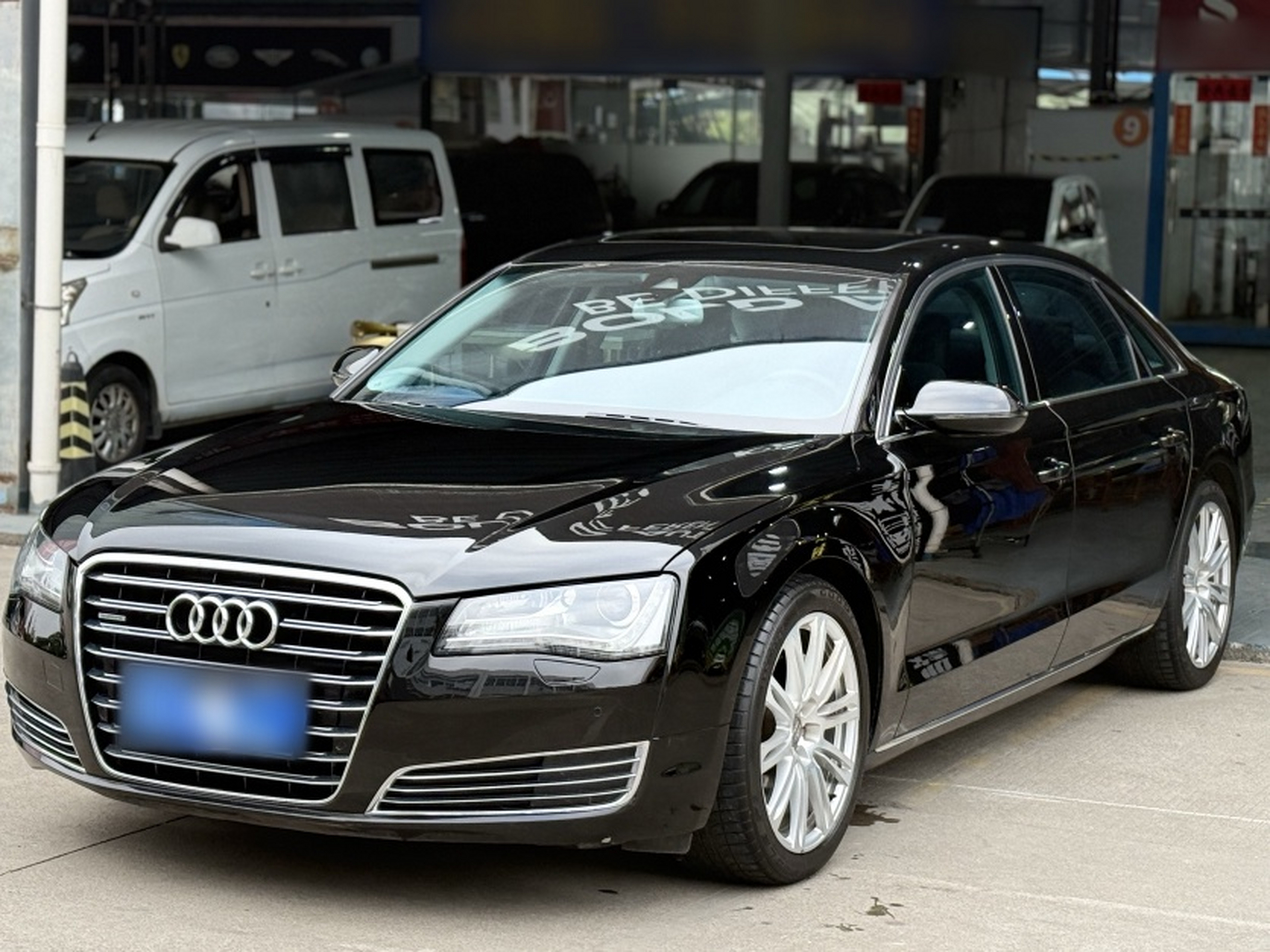 Под передней частью автомобиля