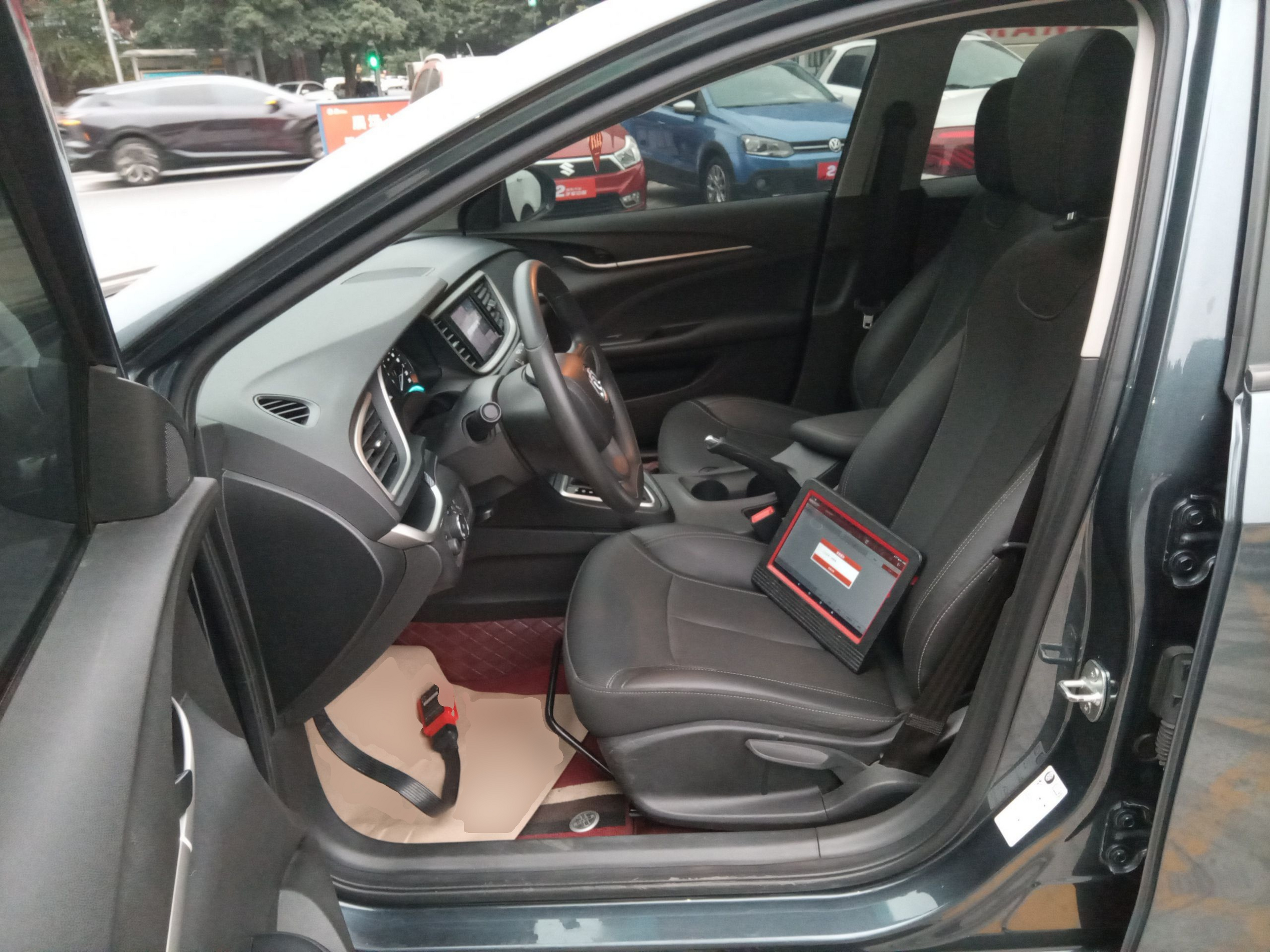 المقاعد الأمامية داخل السيارة