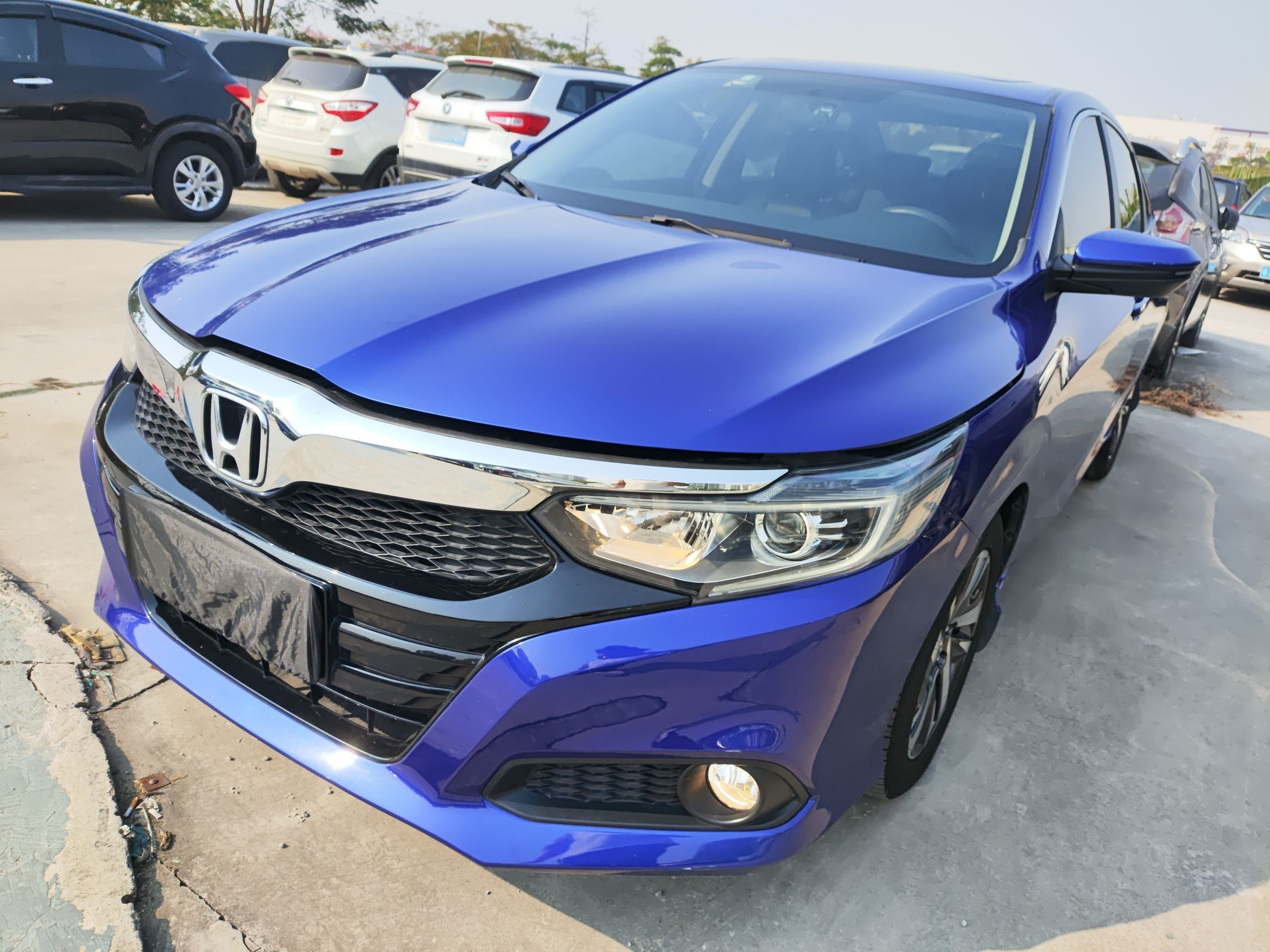 تحت مقدمة السيارة