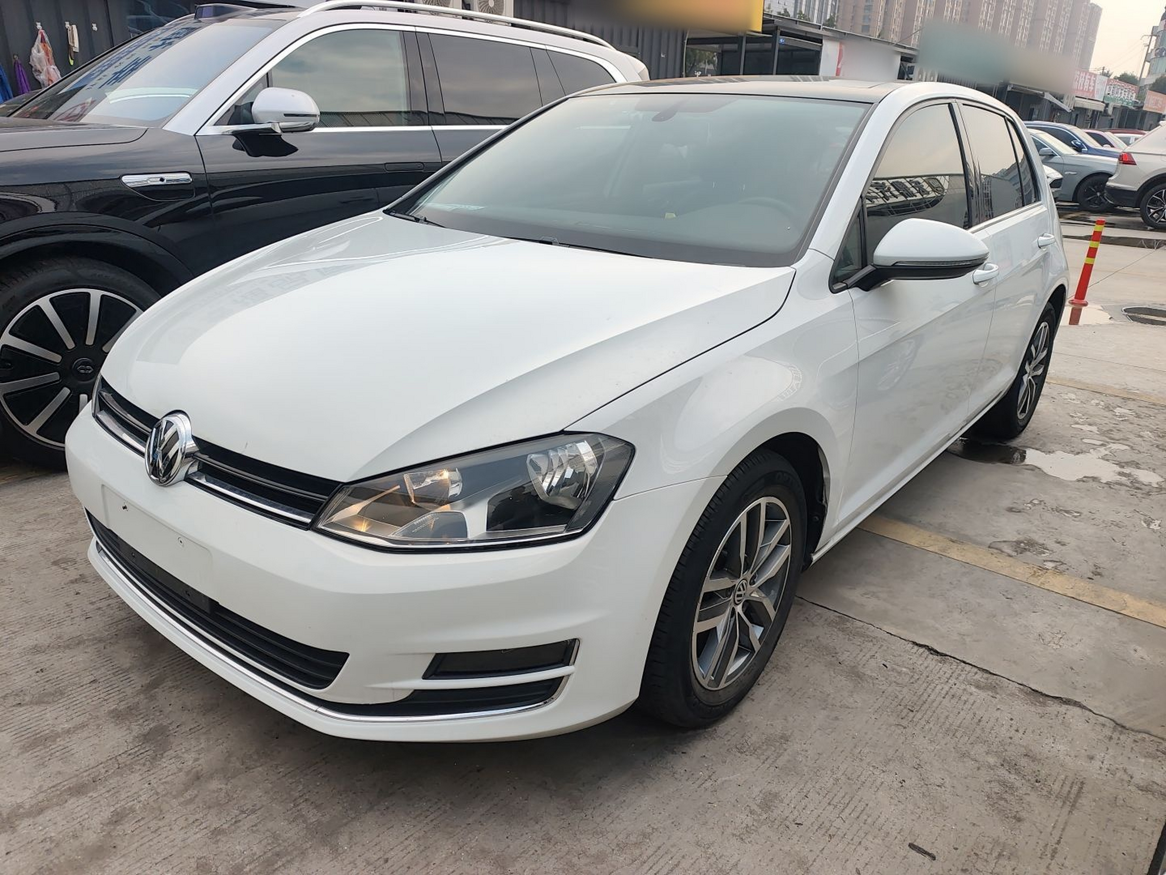 Под передней частью автомобиля