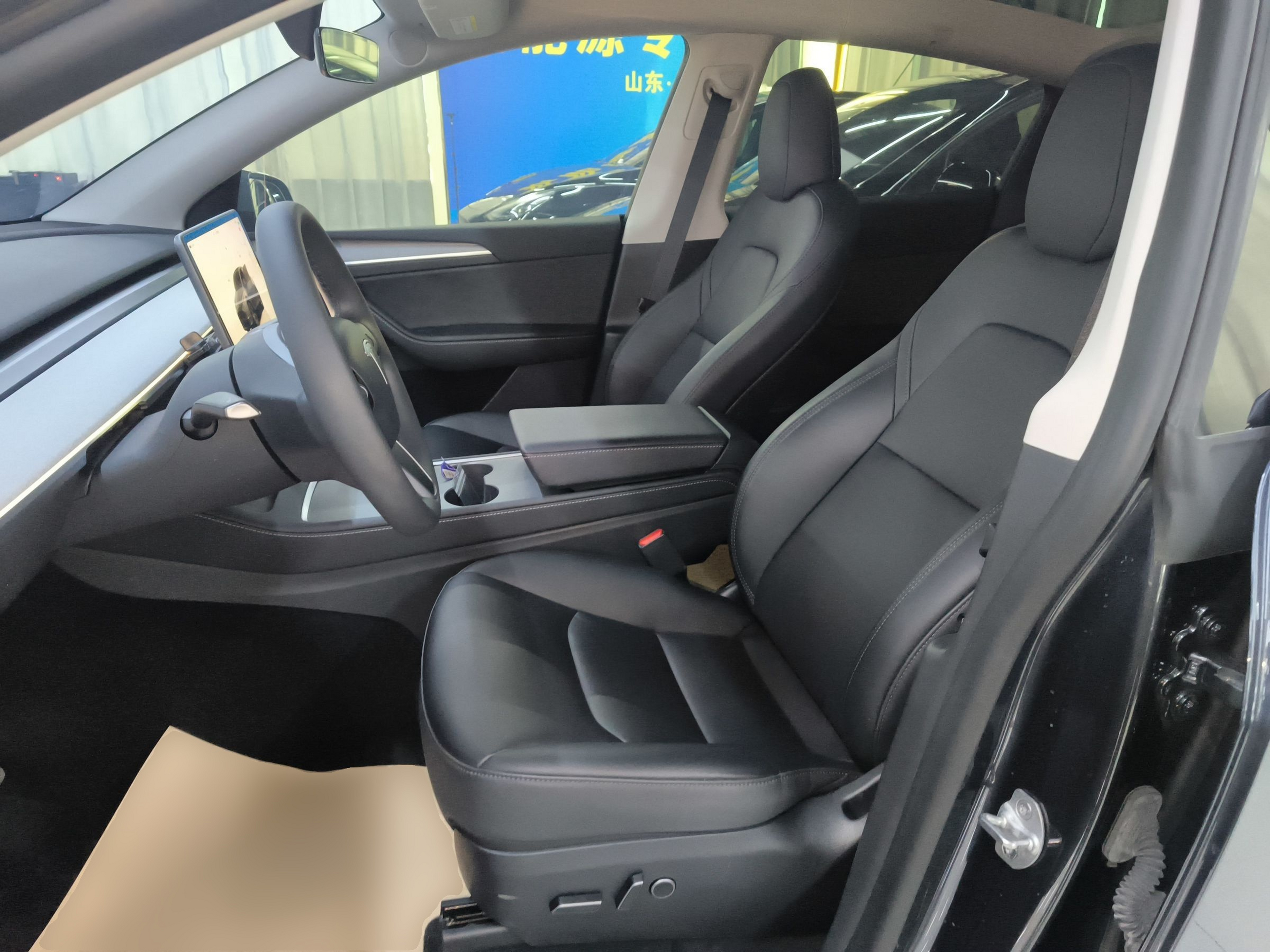 Переднее сиденье в автомобиле