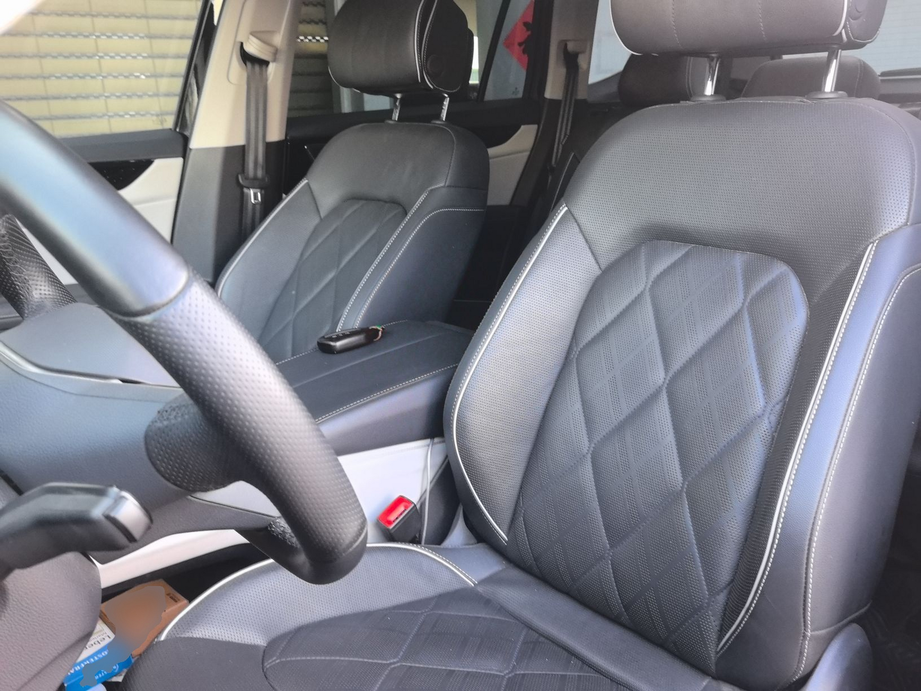 Переднее сиденье в автомобиле