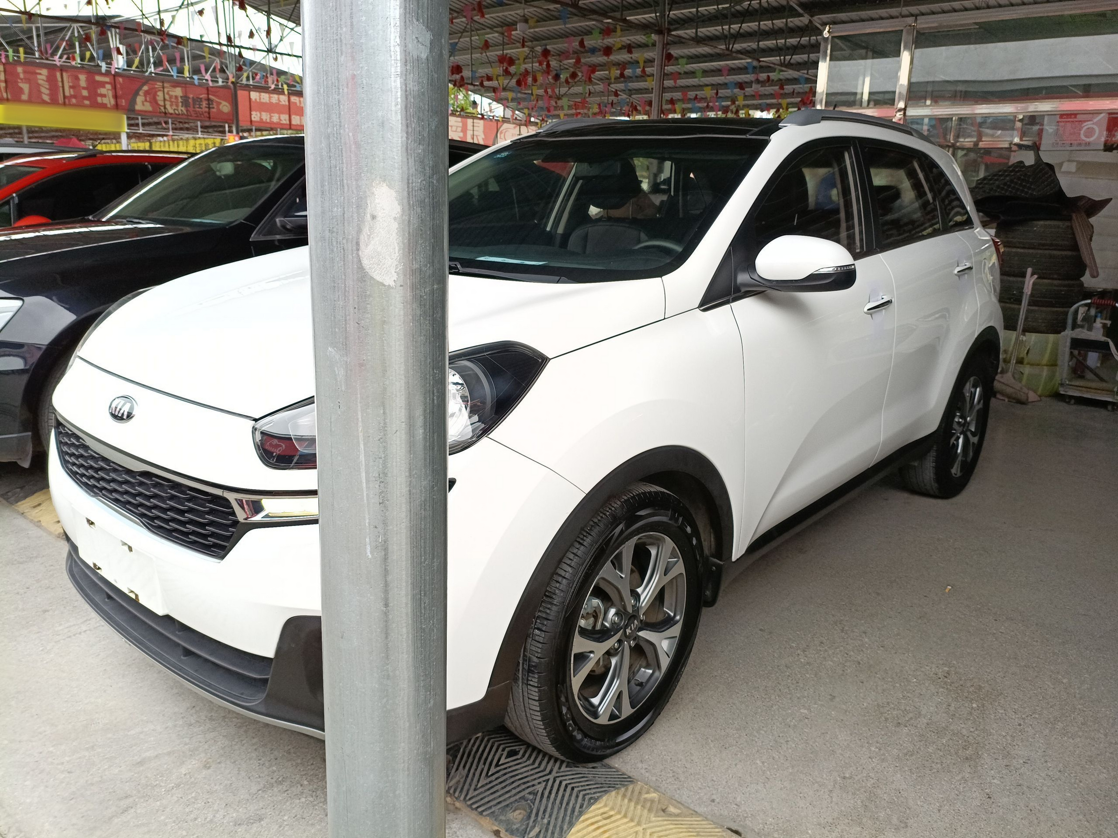 تحت مقدمة السيارة