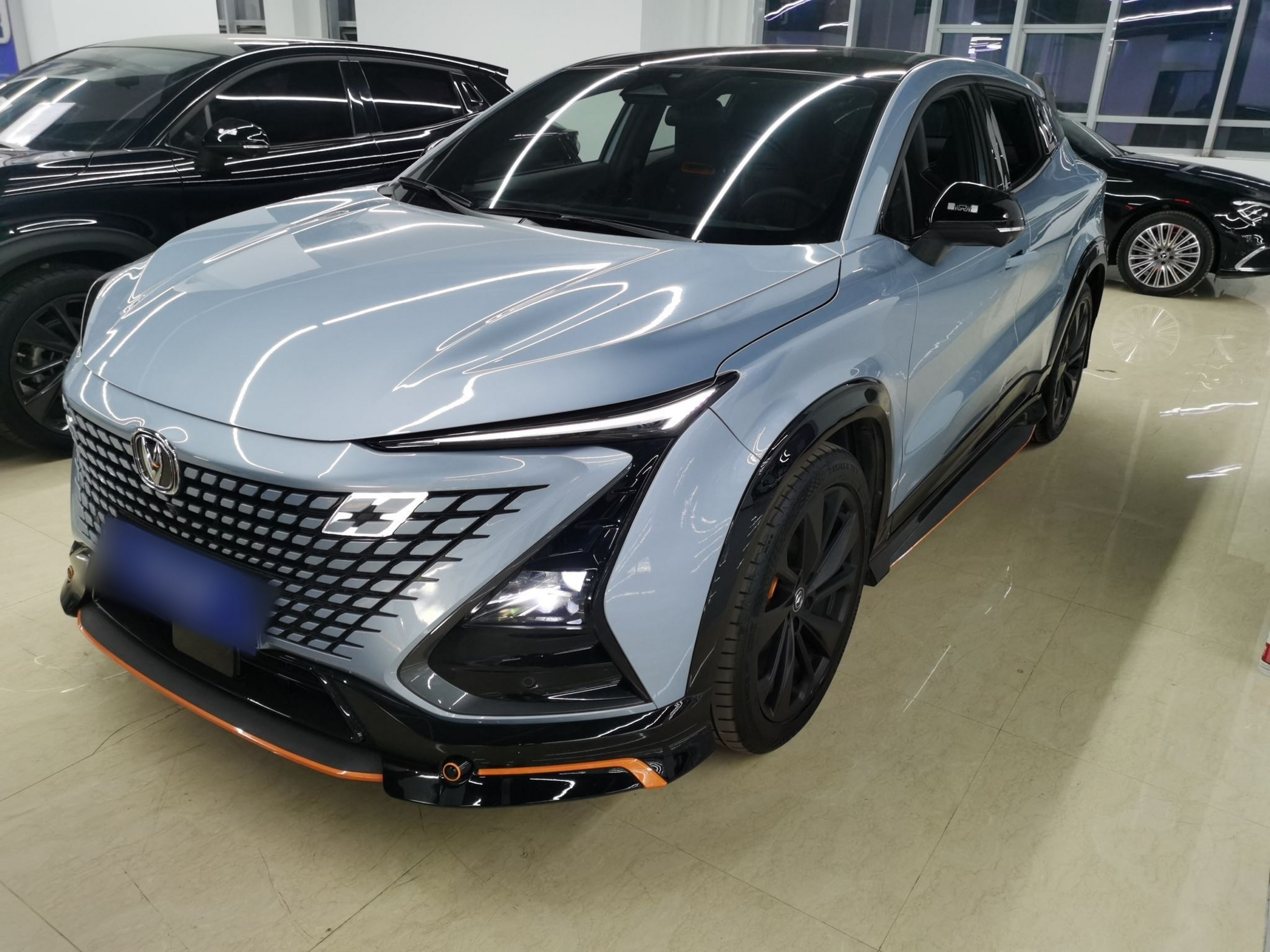 تحت مقدمة السيارة