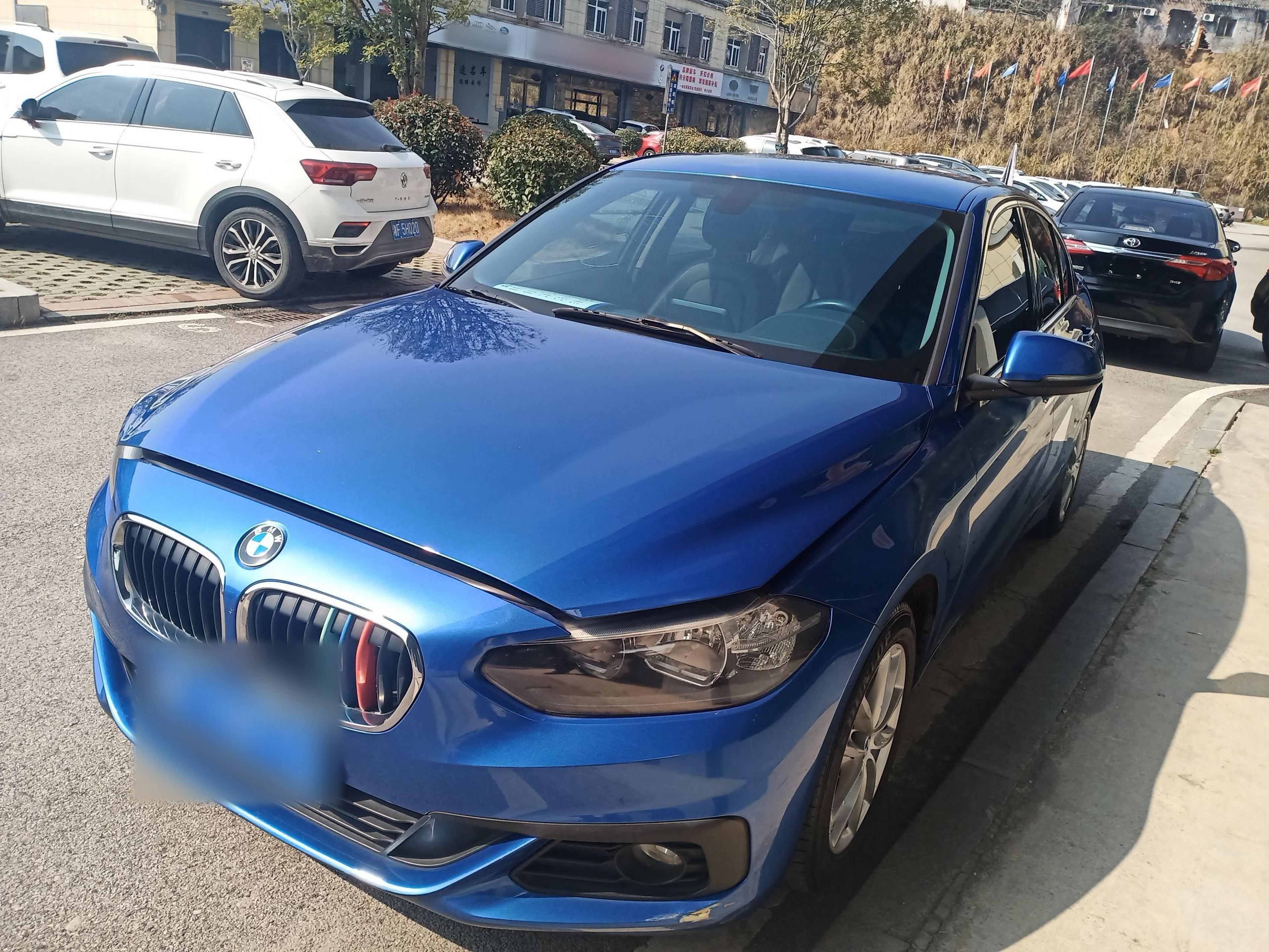 تحت مقدمة السيارة