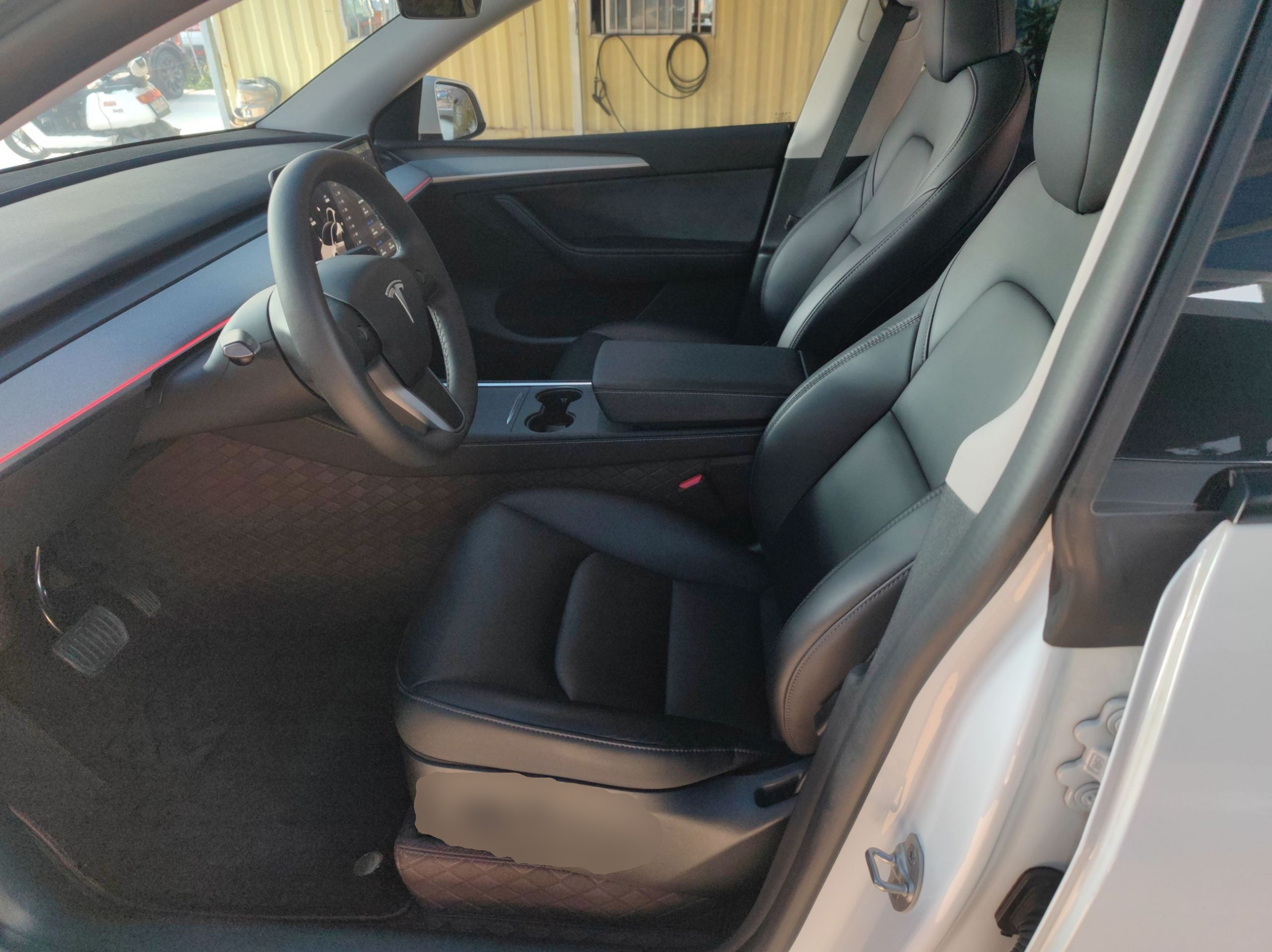 المقاعد الأمامية داخل السيارة