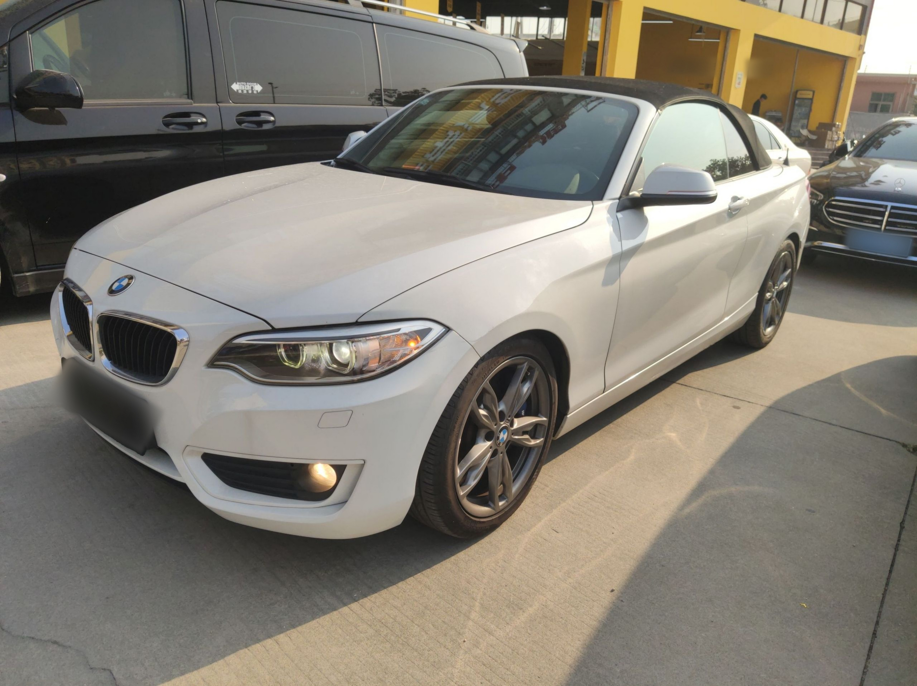 تحت مقدمة السيارة